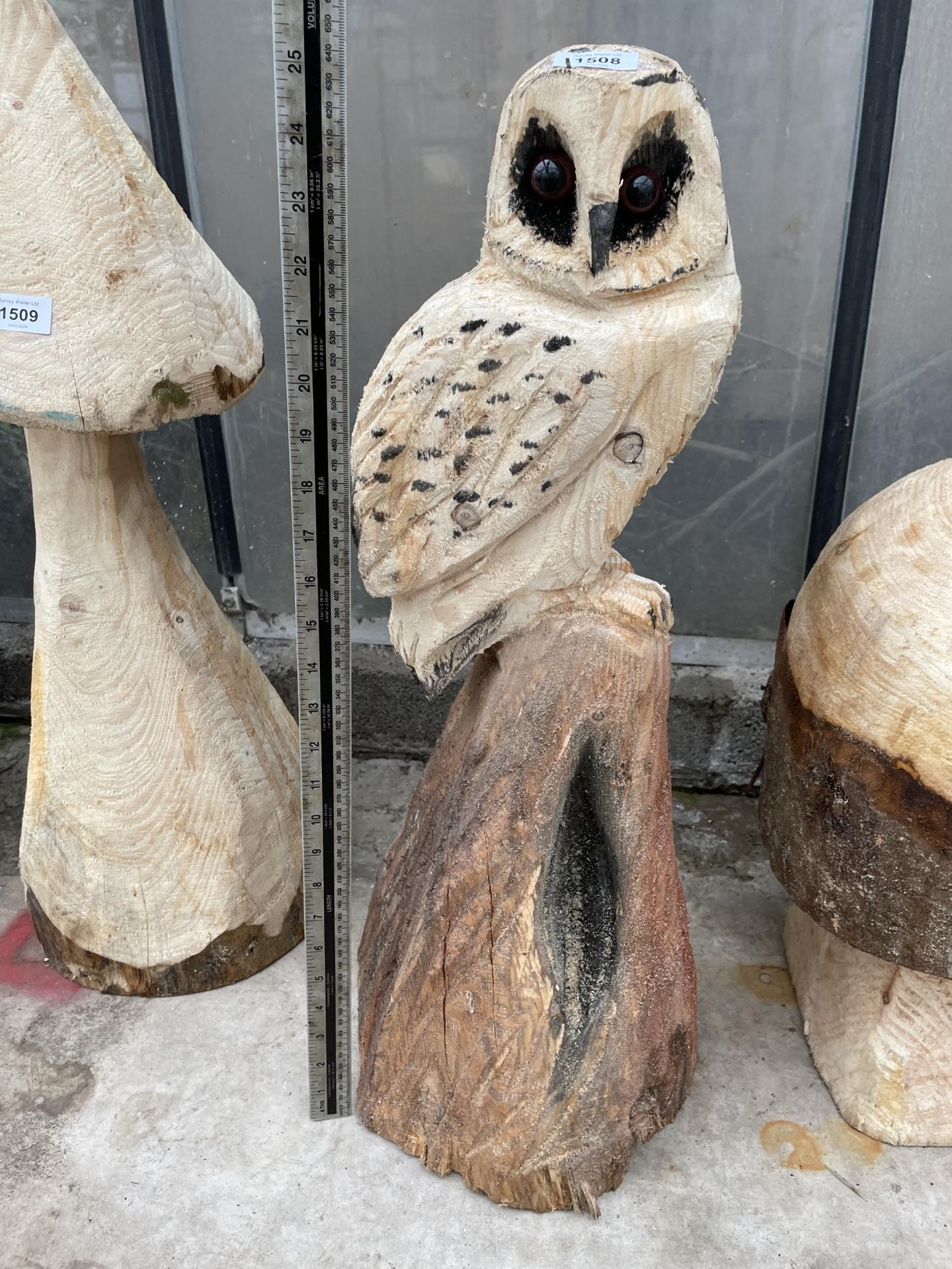 AN OWL CHAINSAW CARVING (H:65CM)