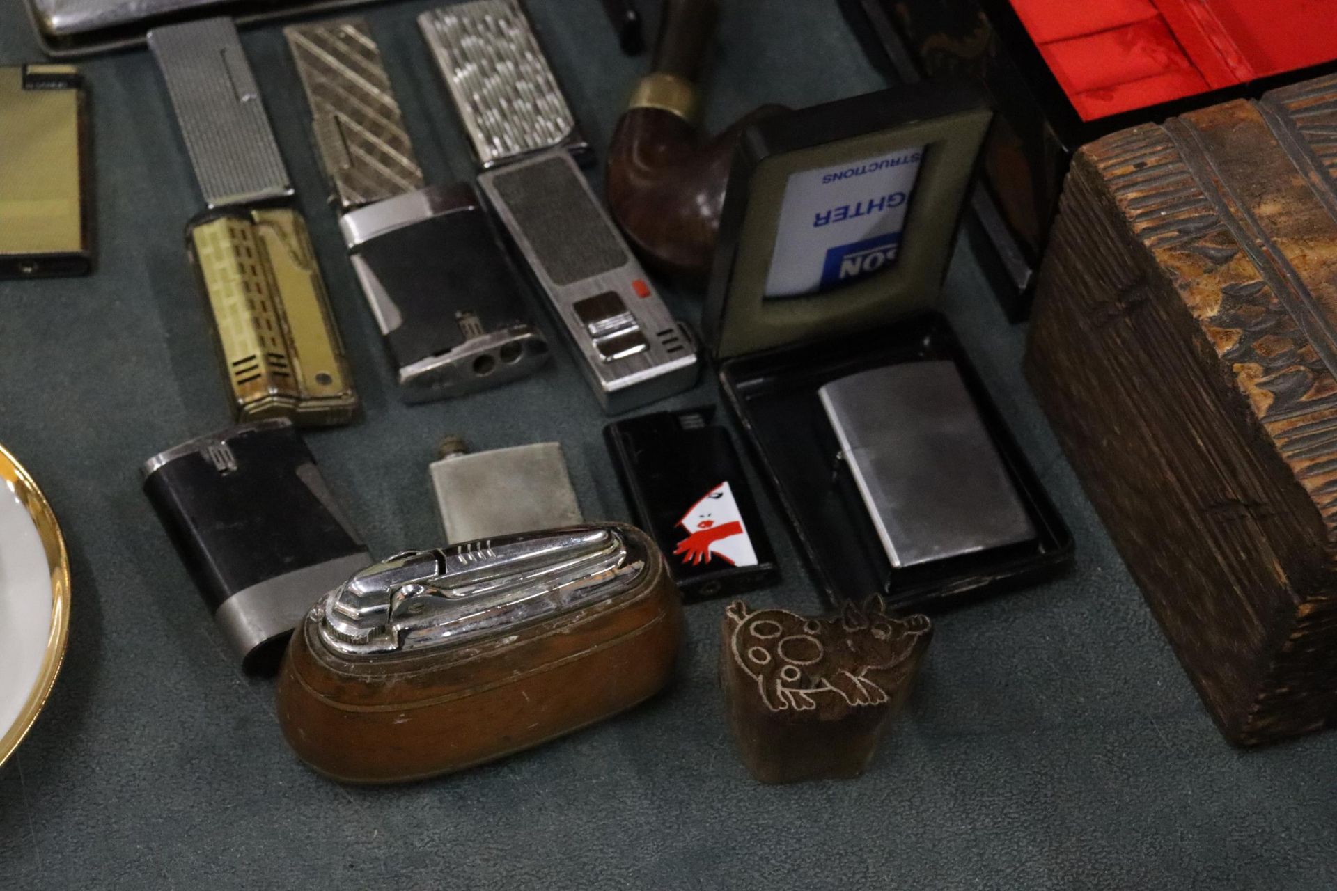 A COLLECTION OF VINTAGE LIGHTERS TO INCLUDE RONSON - 12 IN TOTAL, A CIGARETTE BOX AND TWO PIPES - Image 6 of 6