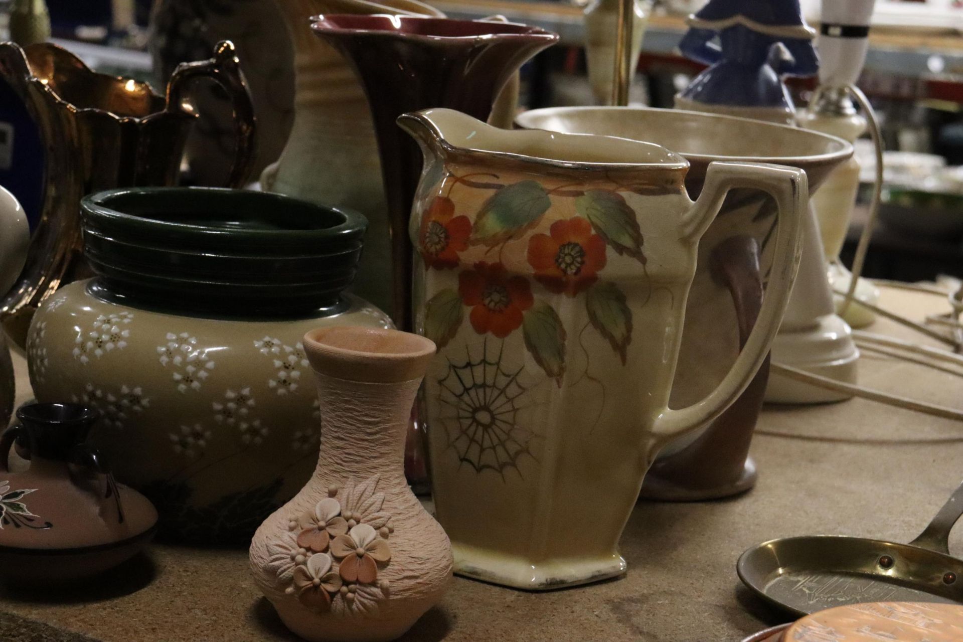 A QUANTITY OF VINTAGE CERAMICS AND POTTERY TO INCLUDE BESWICK, ARTHUR WOOD, ETC, VASES AND JUGS - Image 5 of 9