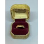 A HALLMARKED BIRMINGHAM 18 CARAT GOLD WEDDING BAND GROSS WEIGHT 3.75 GRAMS IN A PRESENTATION BOX