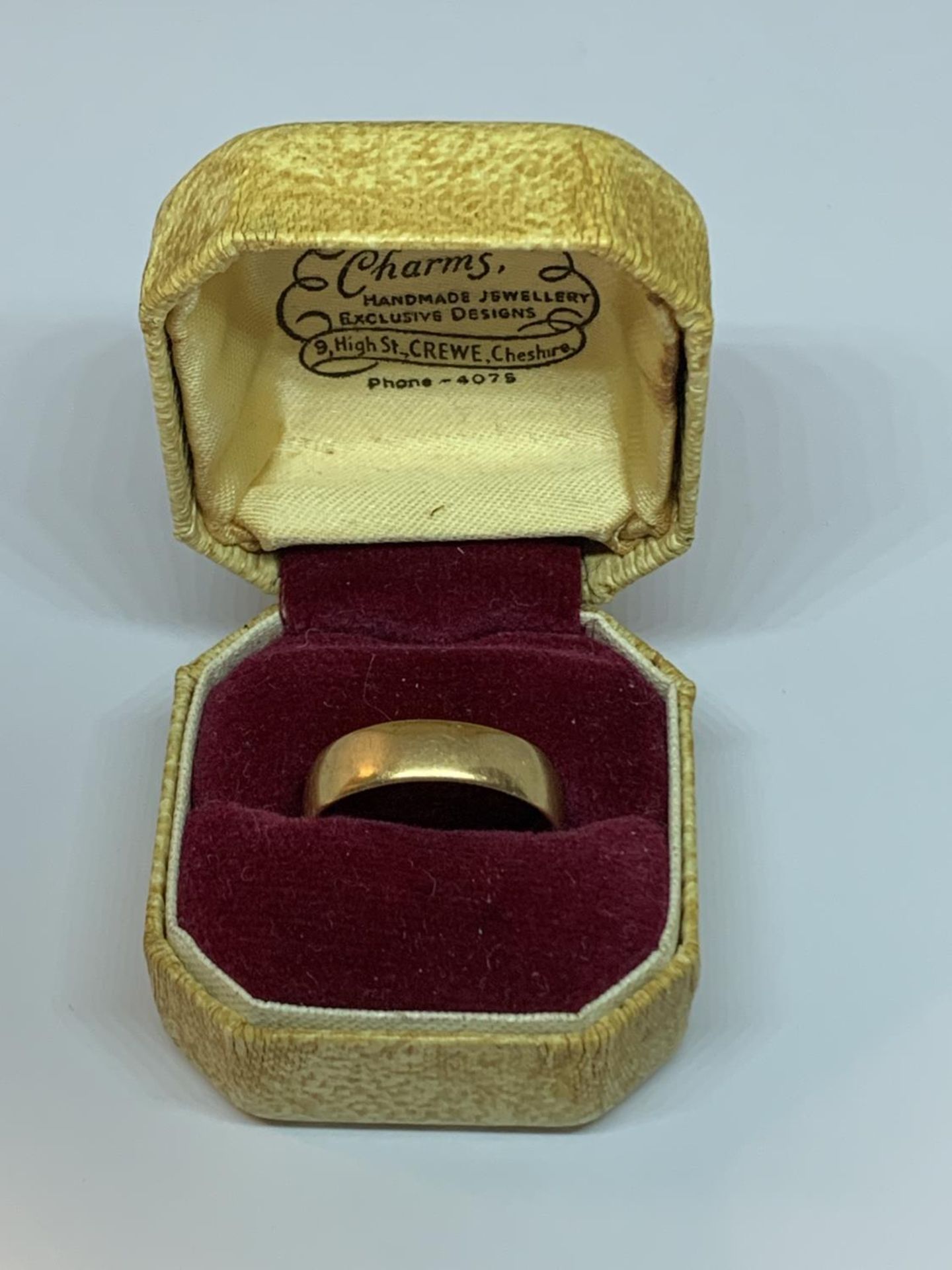 A HALLMARKED BIRMINGHAM 18 CARAT GOLD WEDDING BAND GROSS WEIGHT 3.75 GRAMS IN A PRESENTATION BOX