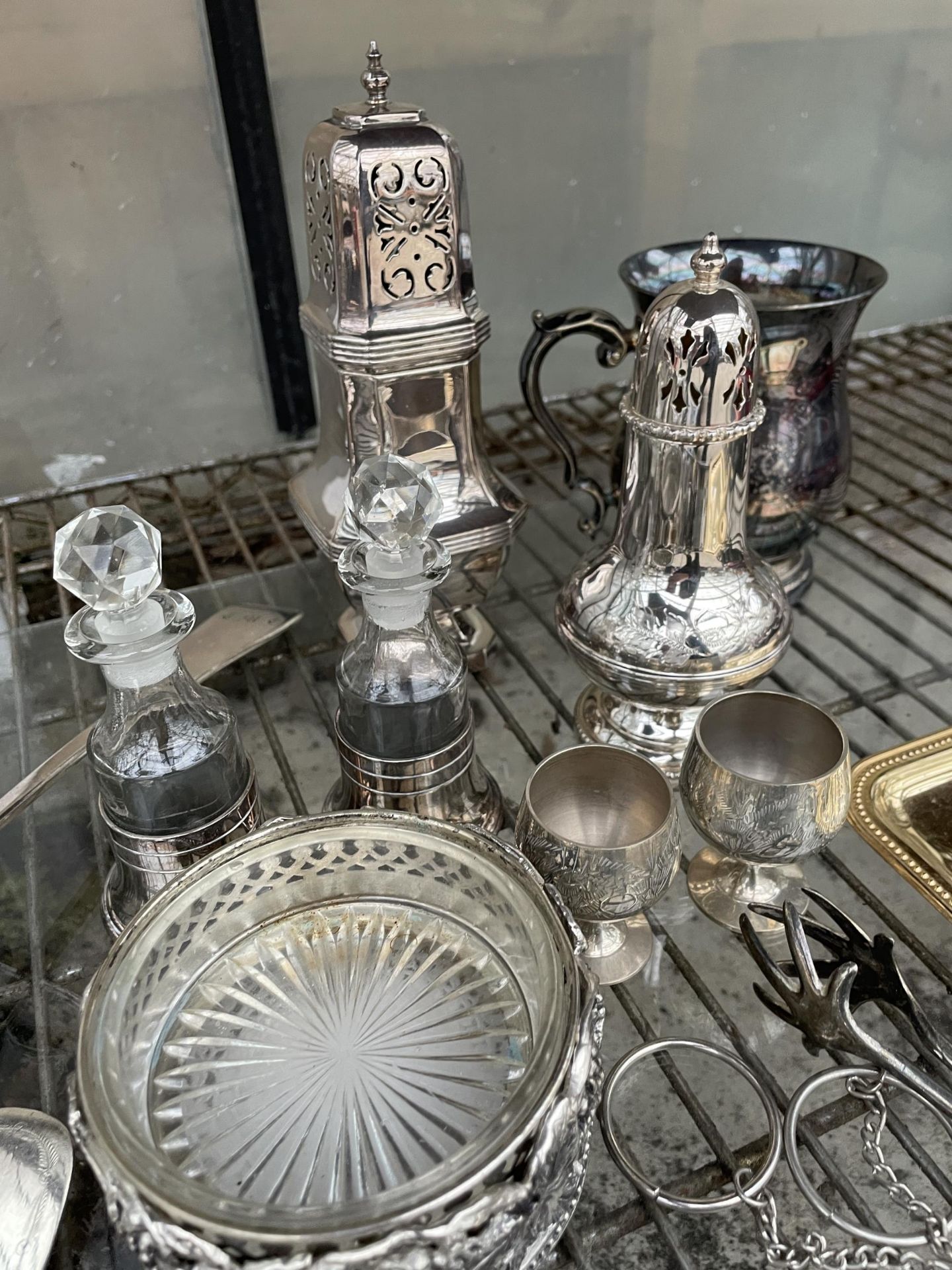 A LARGE ASSORTMENT OF SILVER PLATED ITEMS TO INCLUDE TOAST RACK, SUGAR BOWL AND MILK JUG, SUGAR - Image 4 of 5