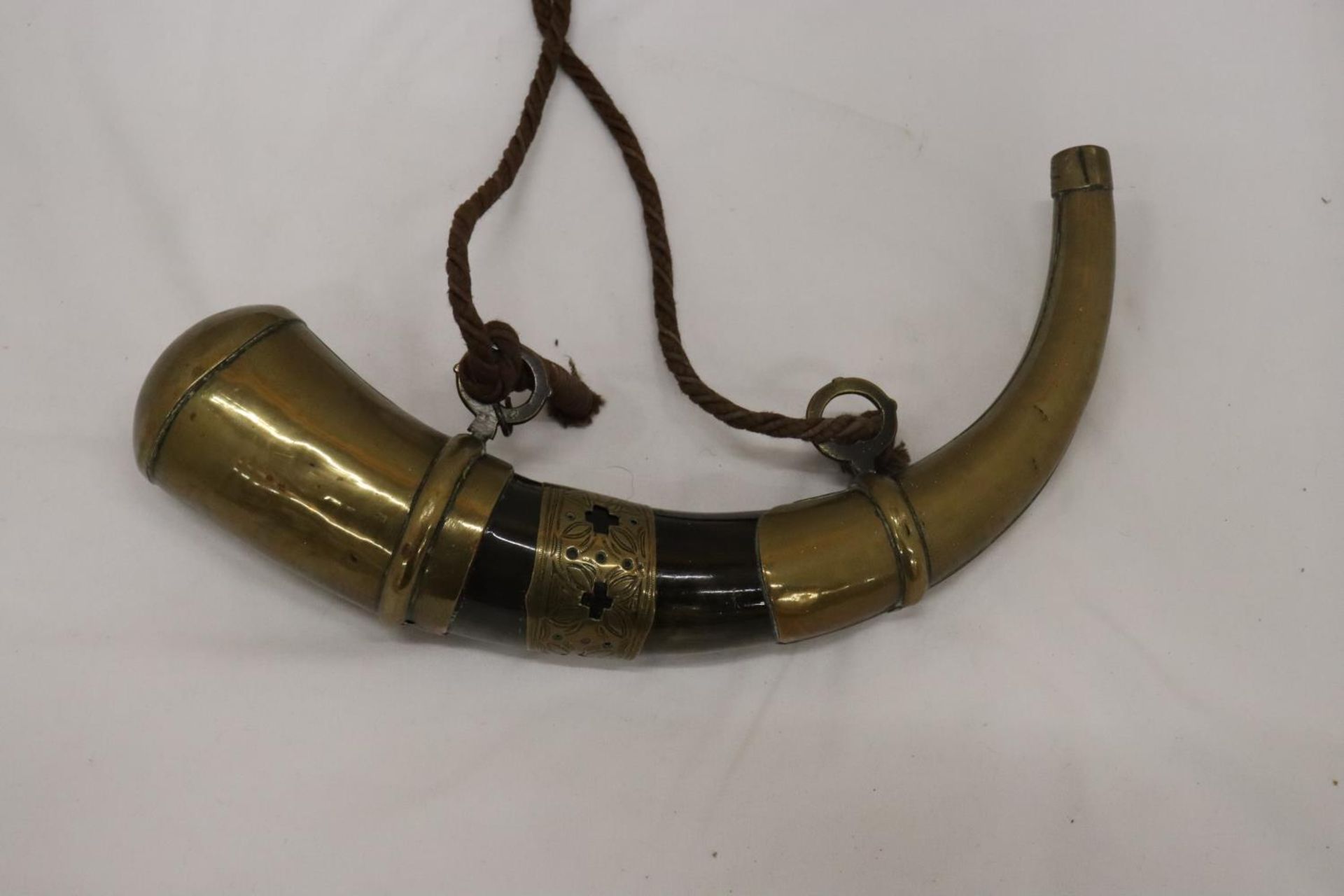 AN ISLAMIC BRASS BOUND POWDER HORN - Image 4 of 4