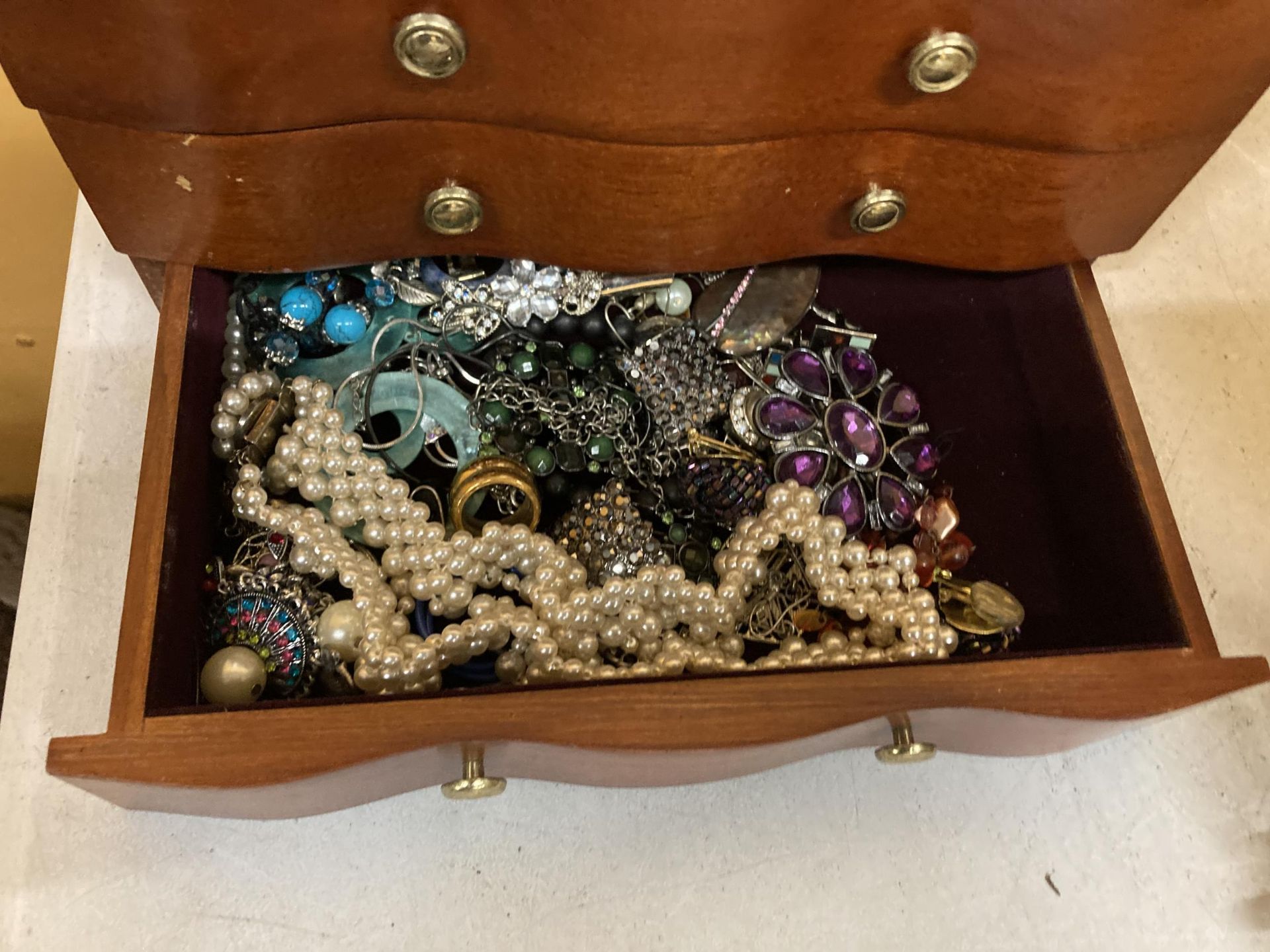 A THREE DRAWER JEWELLERY CHEST WITH HINGED TOP, MIRROR AND COSTUME JEWELLERY CONTENTS - Bild 5 aus 5