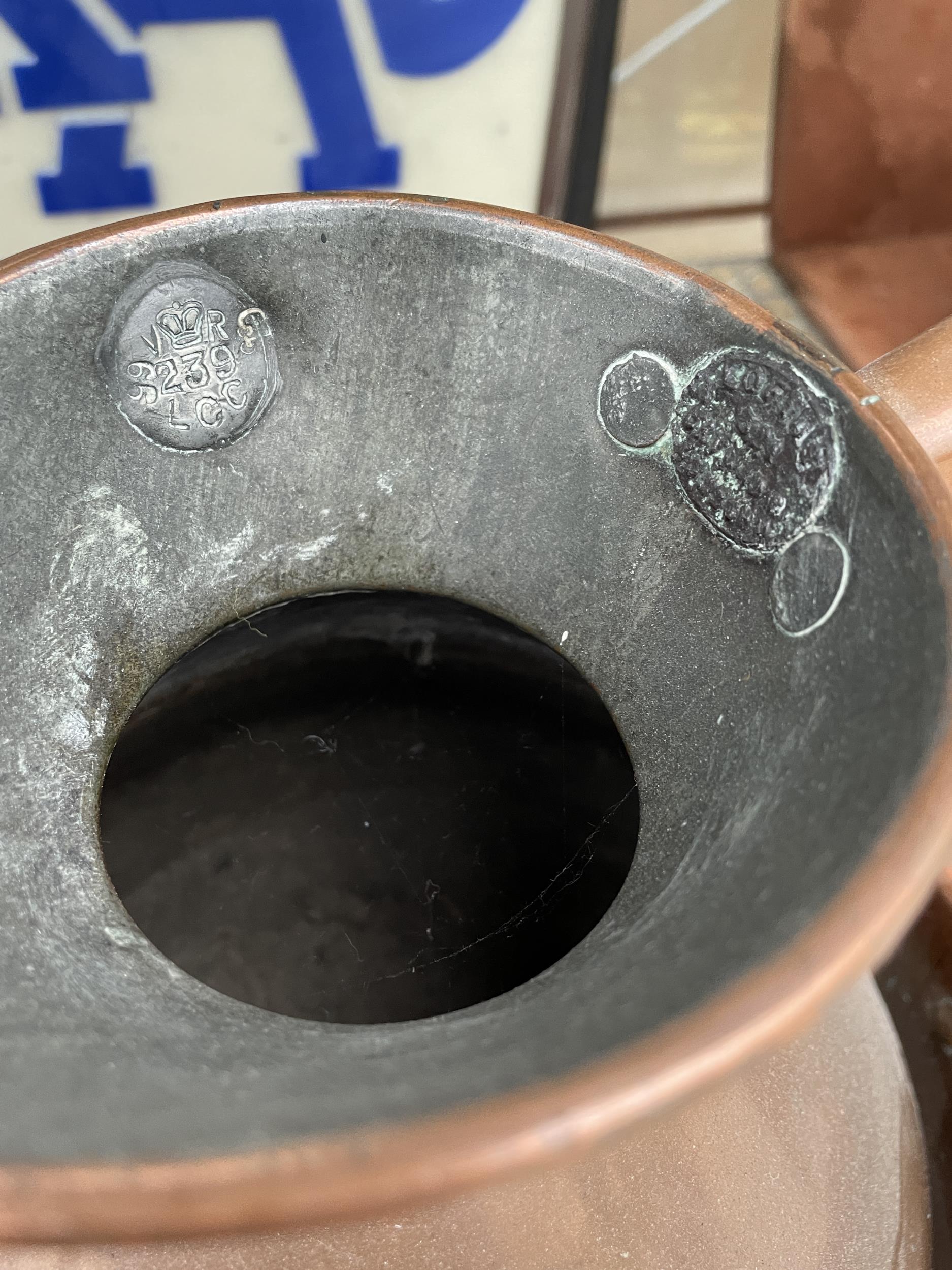 A VINTAGE HEAVY THICK COPPER GALLON JUG AND HEAVY WASH BOWL - Image 3 of 4