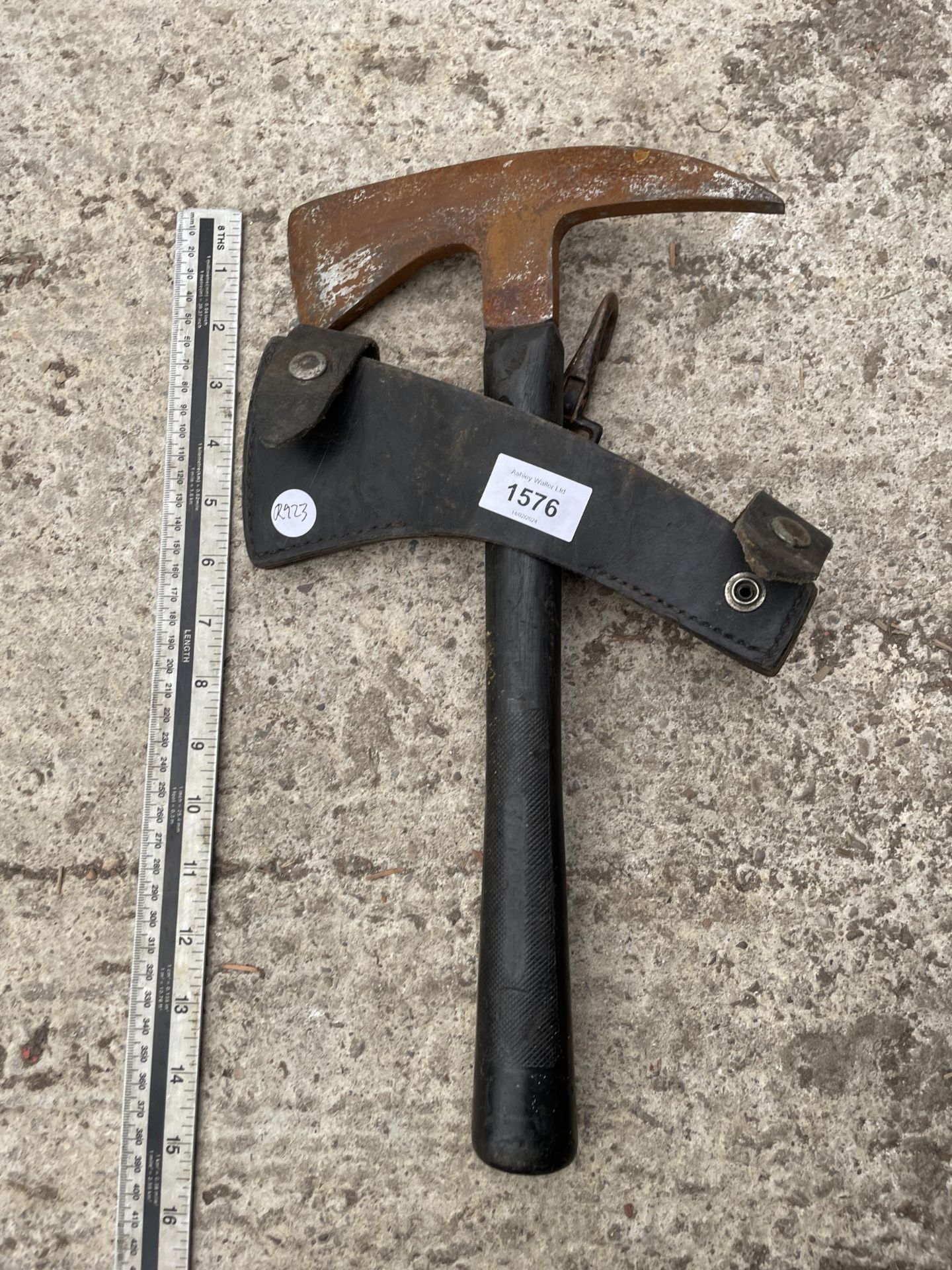 A VINTAGE MILITARY STYLE AXE - Bild 2 aus 2