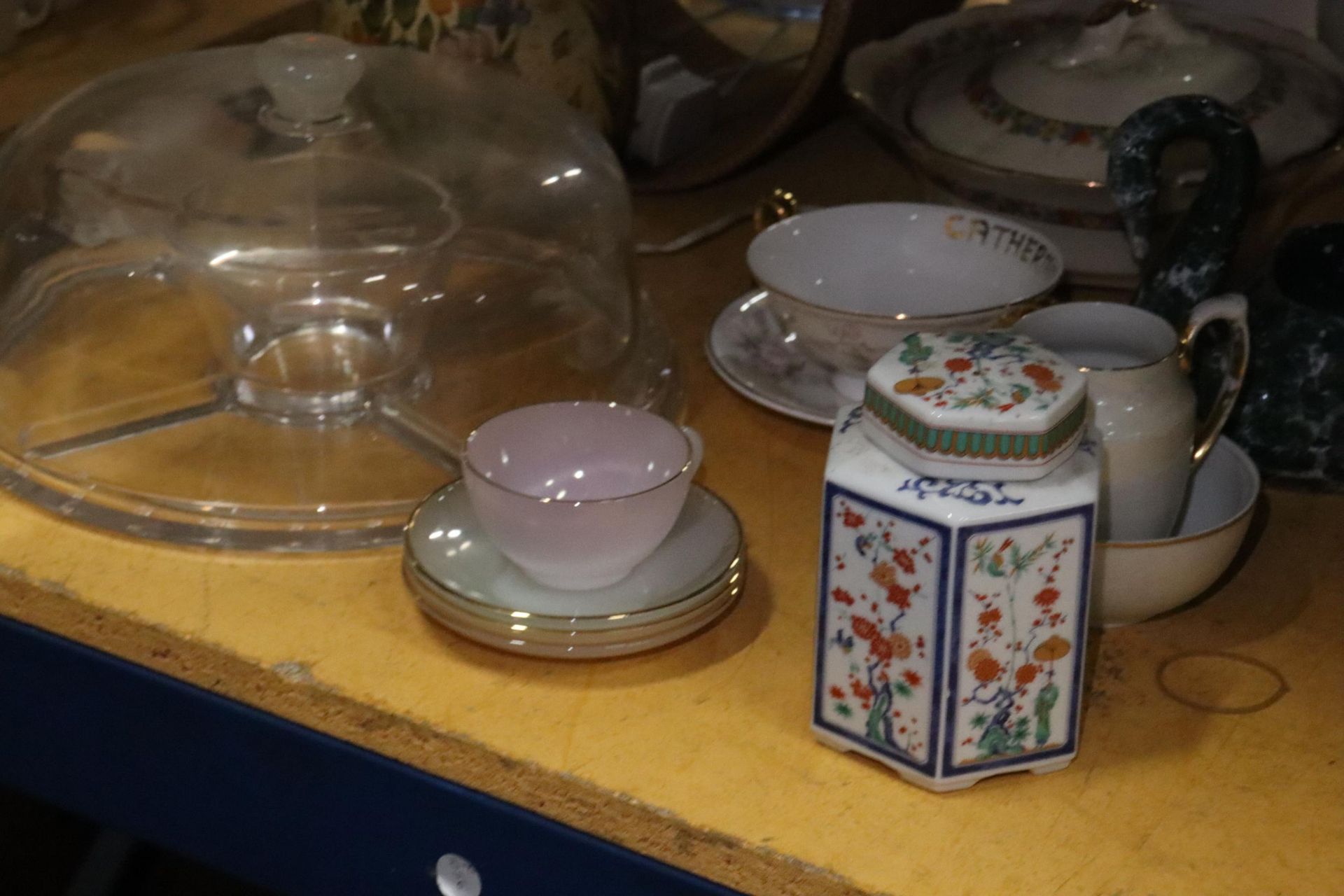 A LARGE MIXED LOT TO INCLUDE, COFFEE POTS, A BREAD CROCK, CUPS AND SAUCERS, CAKE COVER, TABLE - Image 7 of 13