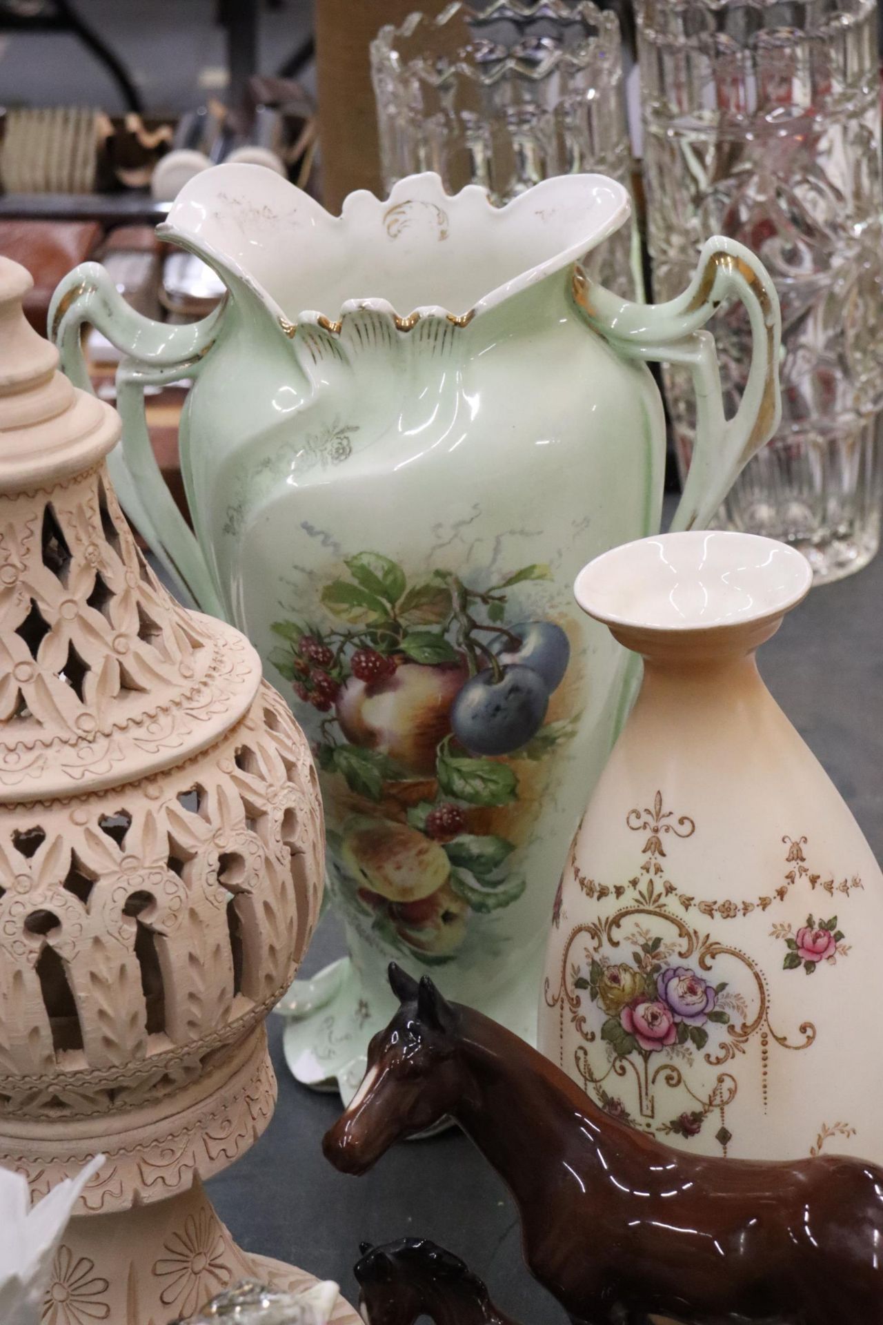 A MIXED LOT TO INCLUDE A BLUSH WARE VASE, WEDGWOOD COMMEMORATIVE CUP, LUSTRE BOWL, ETC., - Image 5 of 8