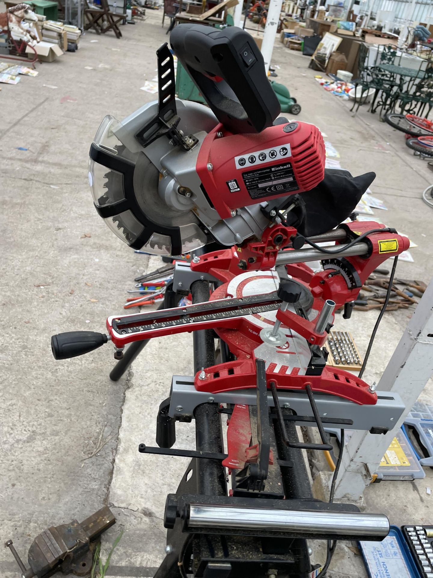 AN EINHELL TC-SM2131 DUAL COMPOUND MITRE SAW WITH BENCH - Image 4 of 4