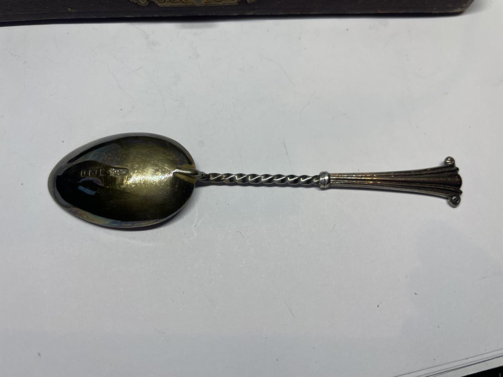 A SET OF SIX HALLMARKED BIRMINGHAM SILVER SPOONS IN A PRESENTATION BOX - Image 4 of 5