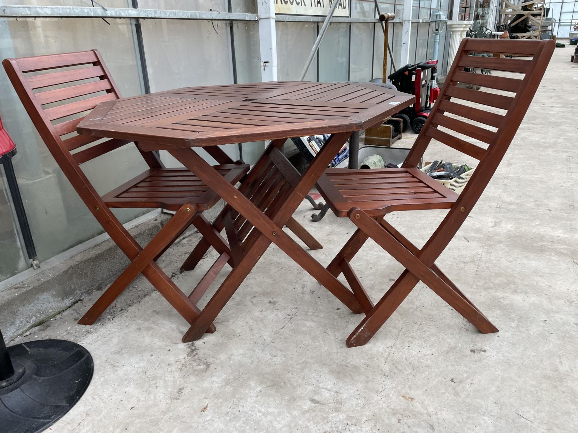 A WOODEN FOLDING PATIO TABLE AND TWO CHAIRS - Image 2 of 3