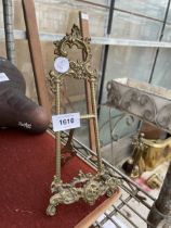A SMALL DECORATIVE BRASS ARTISTS EASEL