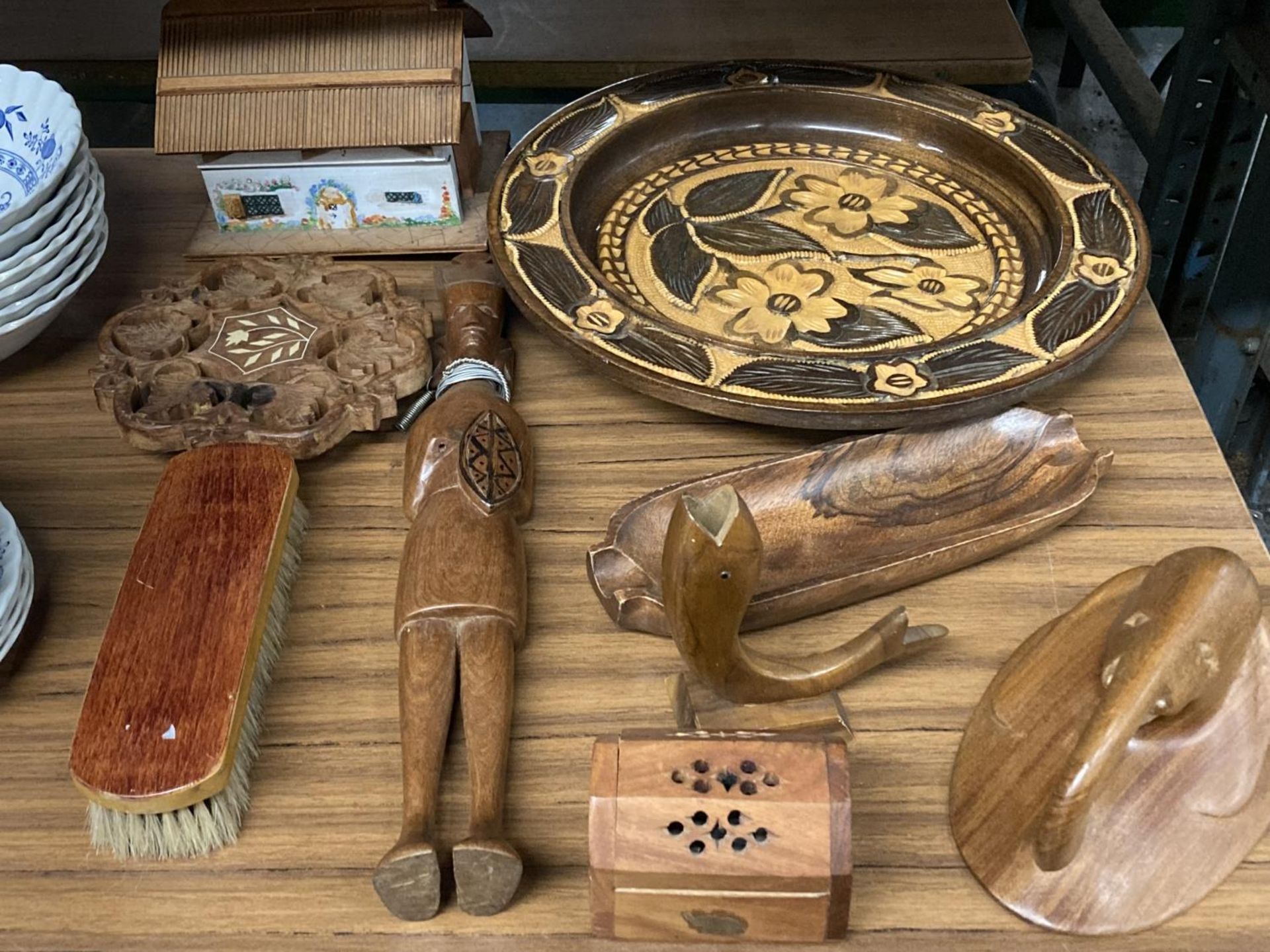 A QUANTITY OF TREEN ITEMS TO INCLUDE A FLORAL CARVED BOWL, FIGURES, ETC
