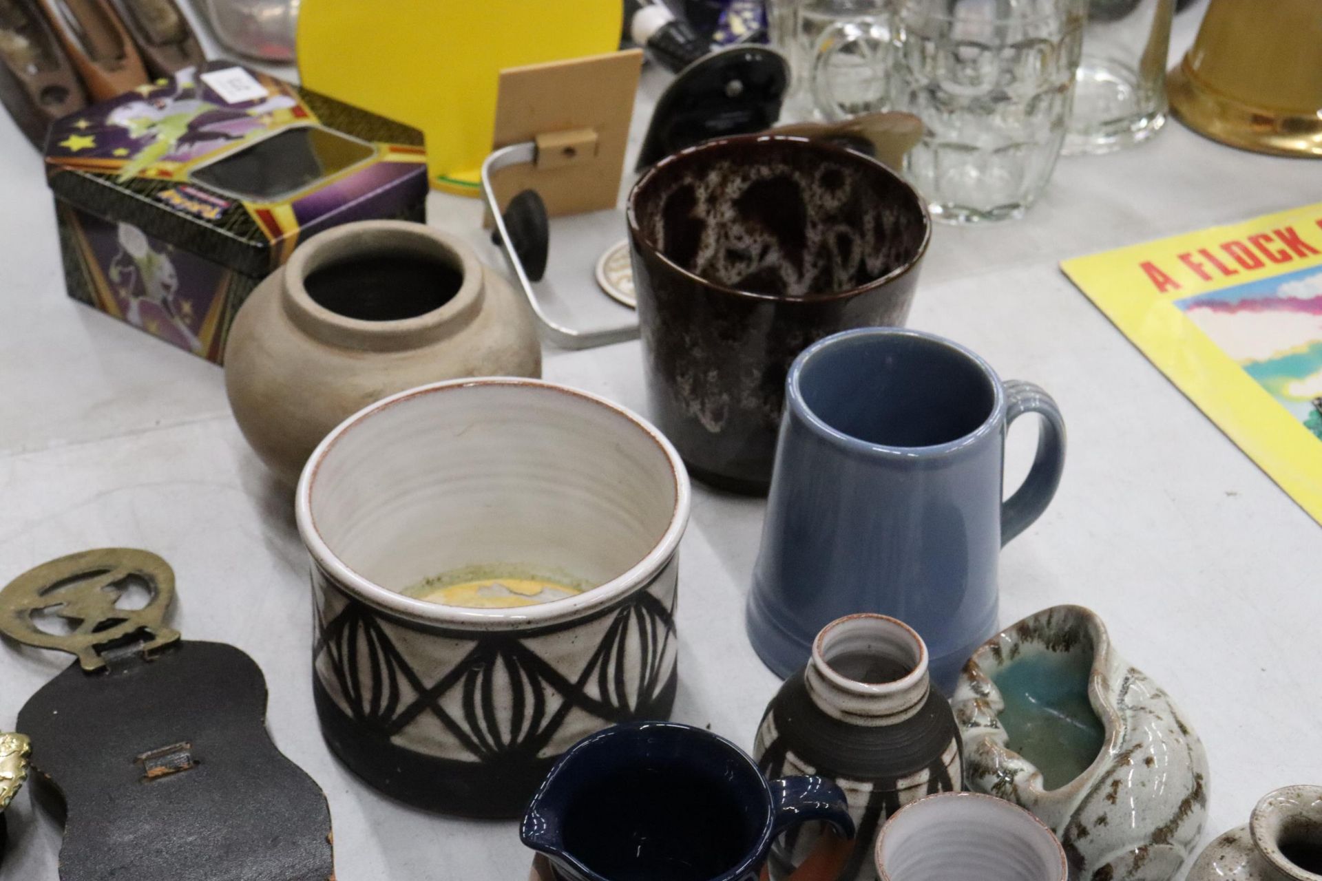 A COLLECTION OF DESIGNER STUDIO POTTERY, SOME SIGNED TO THE BASE - Image 5 of 11
