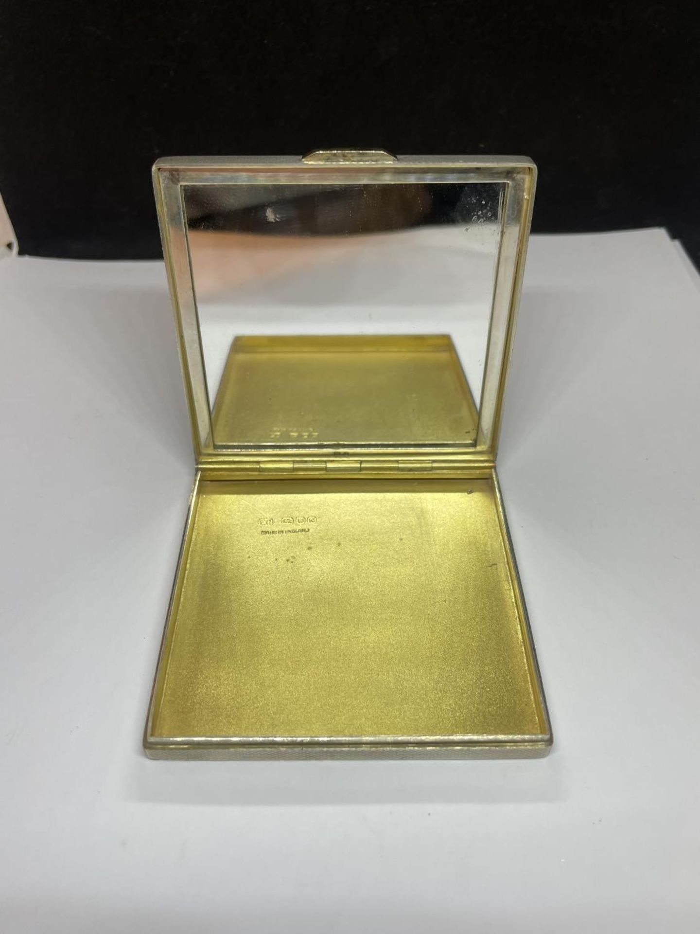 A HALLMARKED LONDON SILVER COMPACT WITH MIRROR
