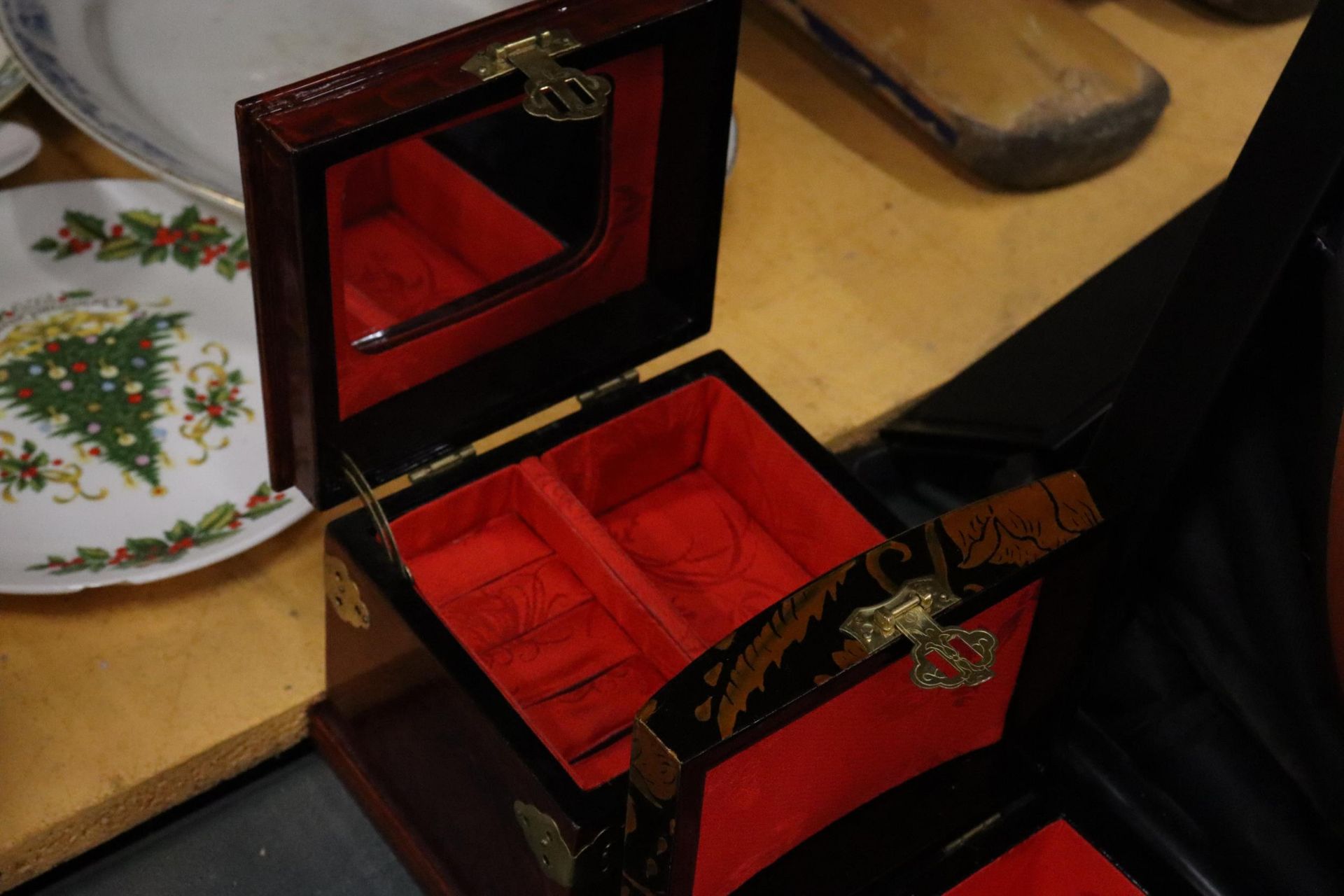 FOUR VINTAGE WOODEN BOXES TO INCLUDE A MONEY BOX, MUSICAL, ETC PLUS TWO LACQUERED JEWELLERY BOXES - Image 4 of 8