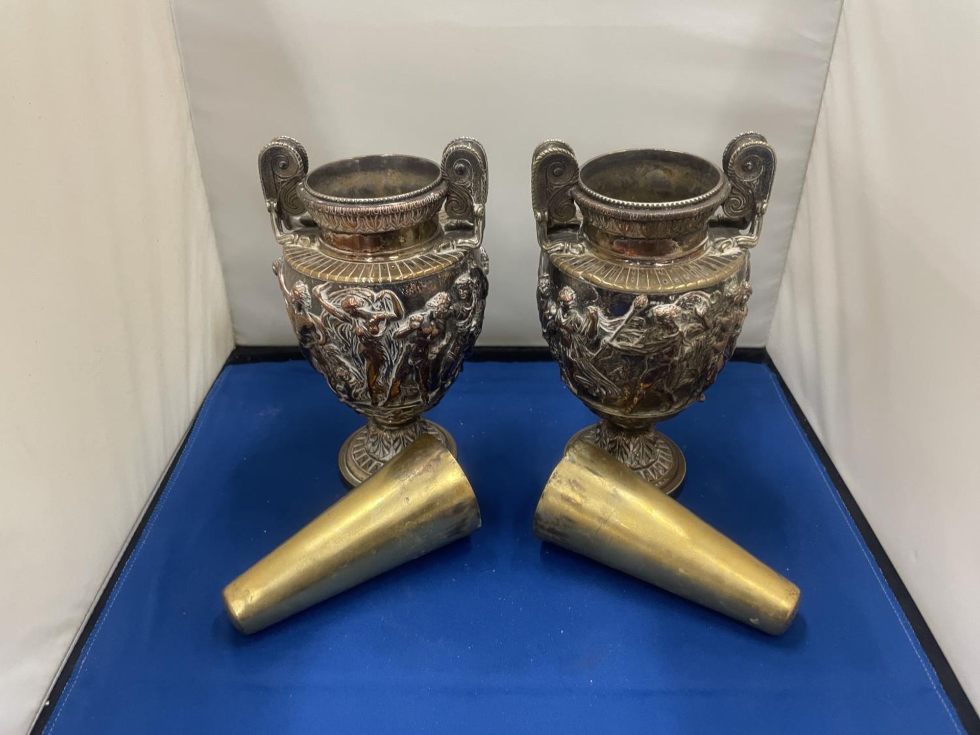 A PAIR OF DECORATIVE TWIN HANDLED URNS WITH INNER LINERS HEIGHT 18CM - Image 4 of 5