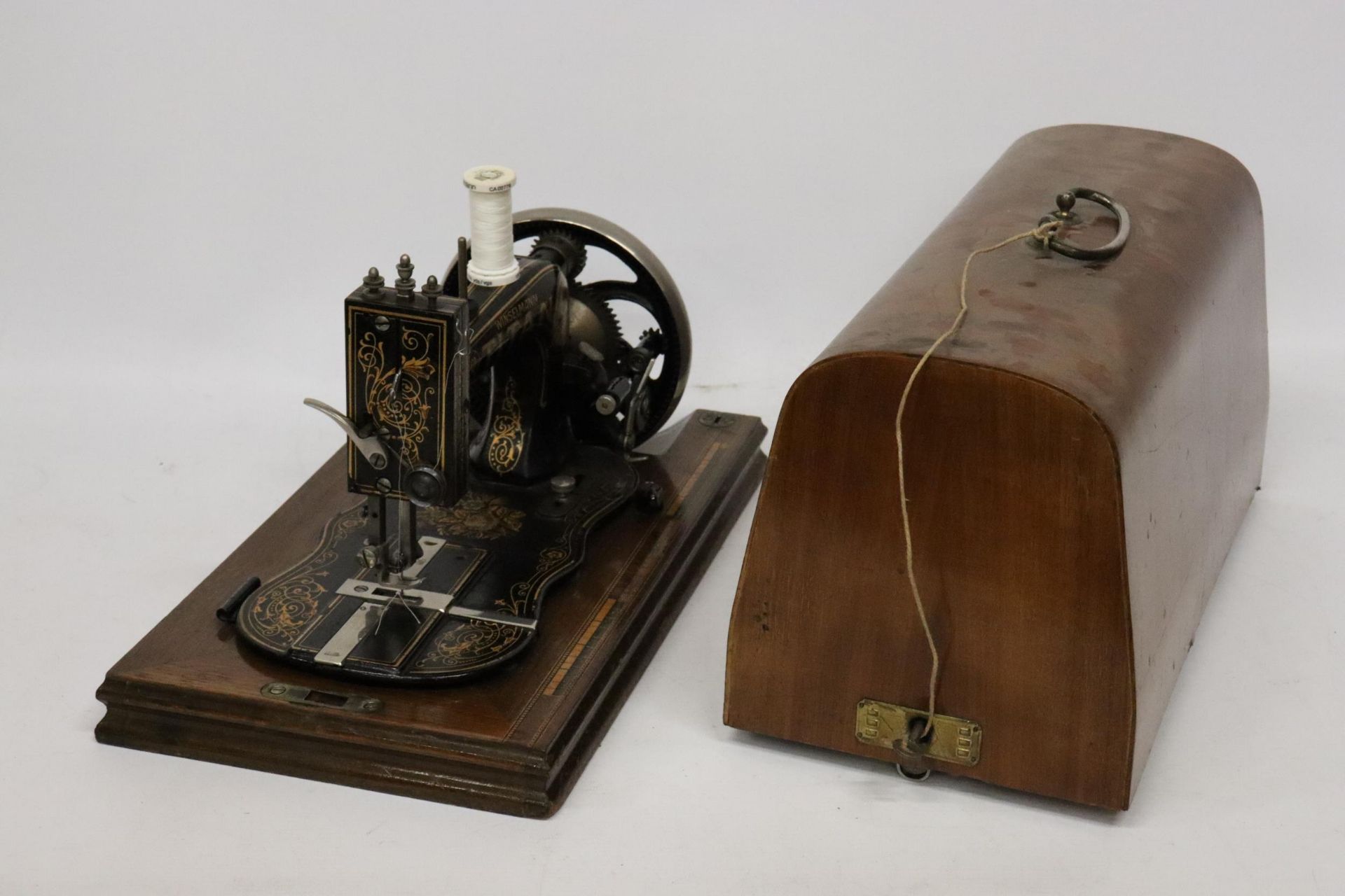 A VINTAGE WINSELMANN 'TITAN' SEWING MACHINE WITH ORIGINAL CASE AND KEY - Image 7 of 7