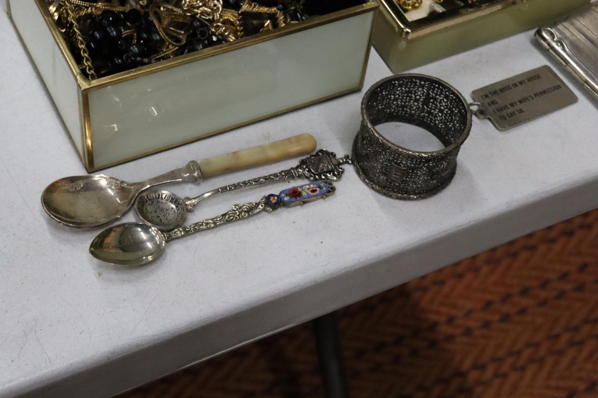 A QUANTITY OF COSTUME JEWELLERY TO INCLUDE NECKLACES, RINGS, BROOCHES, CUFFLINKS, A CIGARETTE - Image 8 of 10