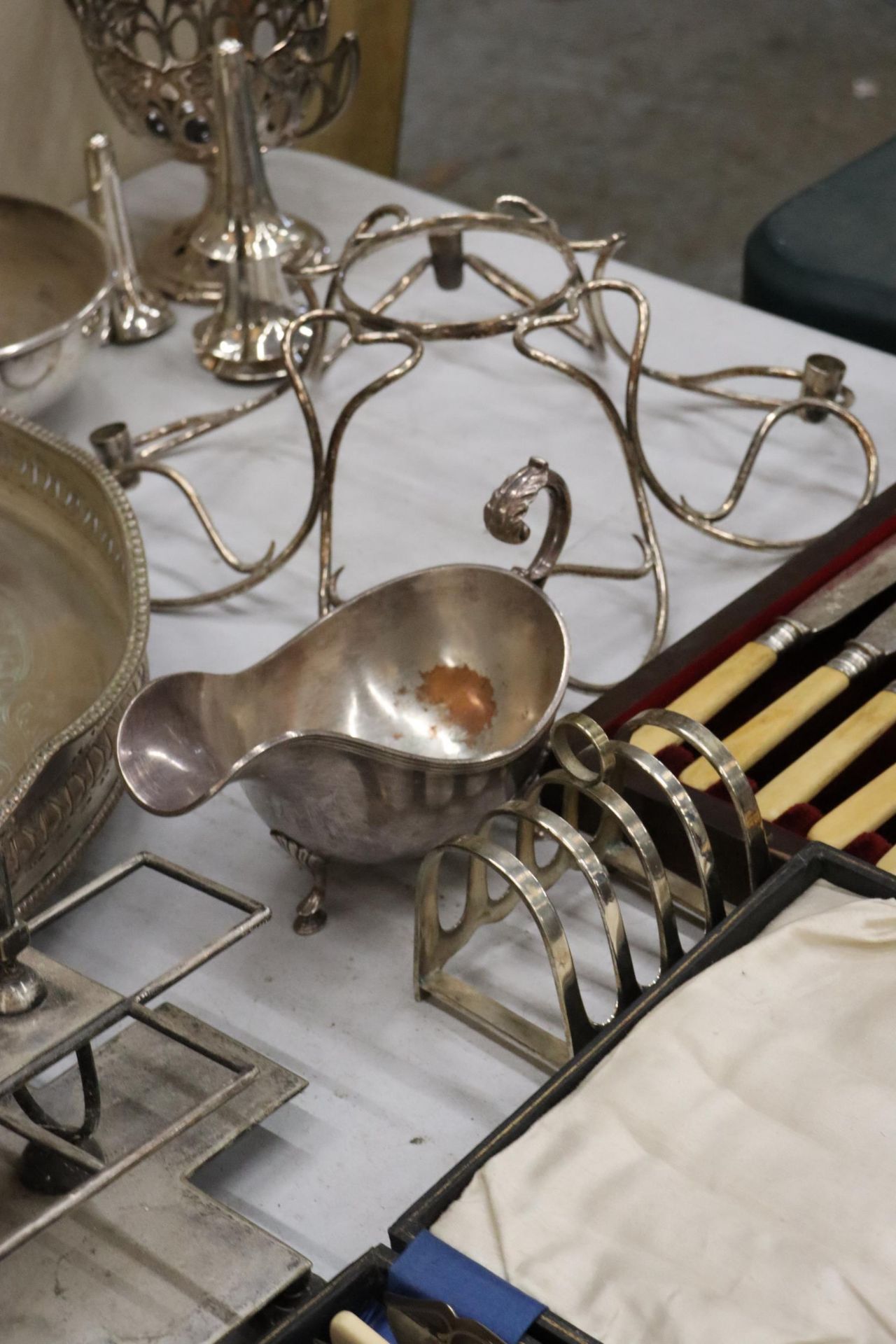 A QUANTITY OF ITEMS TO INCLUDE VINTAGE BOXED FLATWARE, A LARGE ROUND GALLERIED SILVER PLATED TRAY, - Image 8 of 13