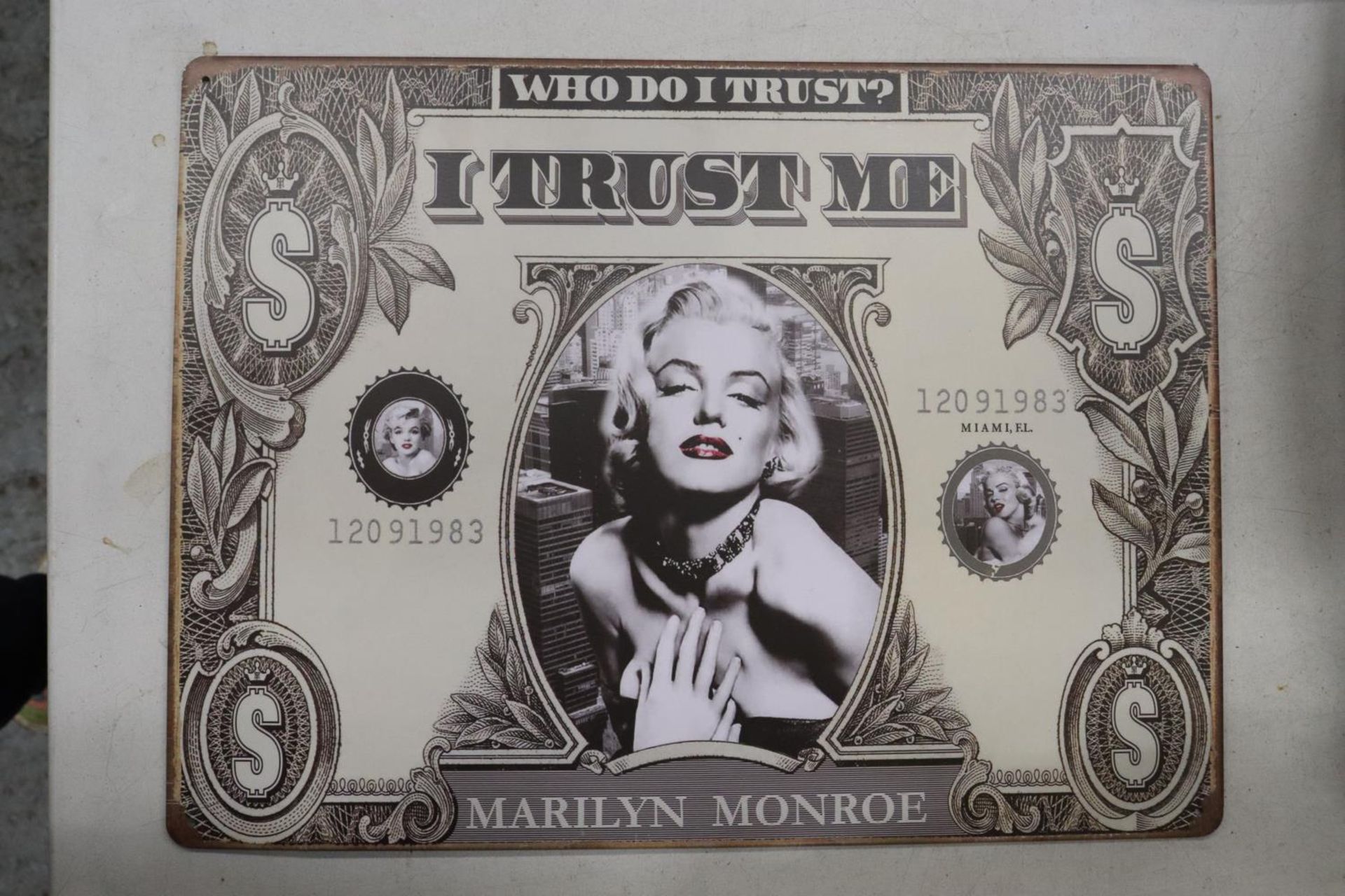 A MAN CAVE METAL MARILYN MONROE NOTE 15 X 12 INCH