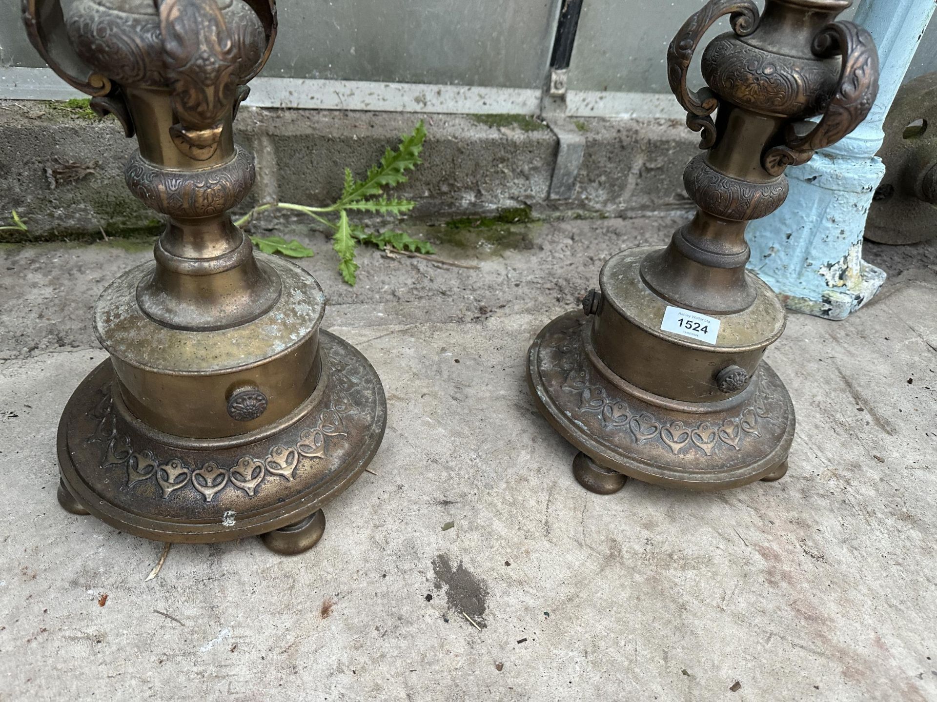 A PAIR OF LARGE HEAVY BRASS VINTAGE TABLE LAMPS - Image 2 of 4