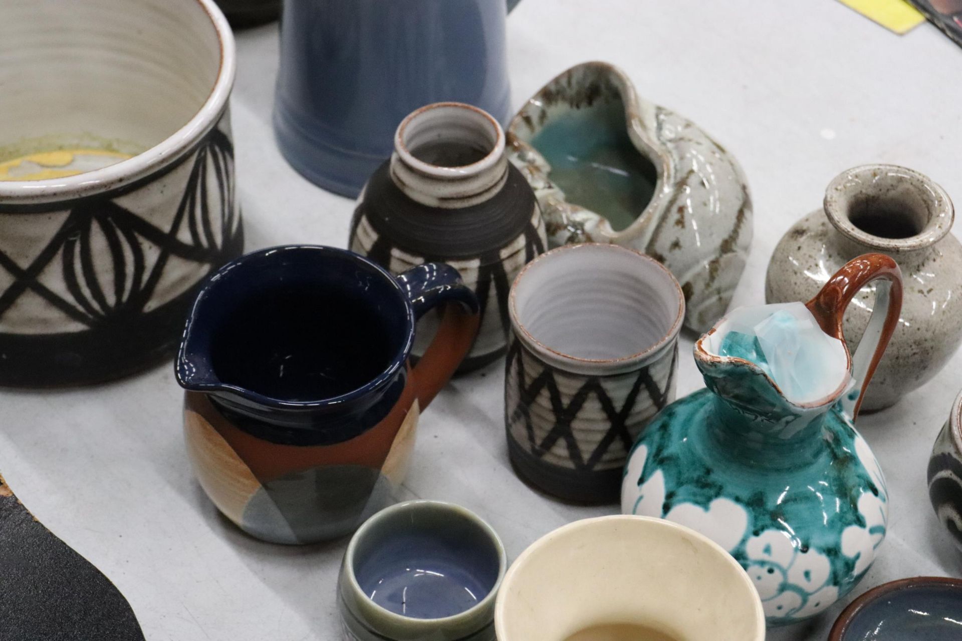 A COLLECTION OF DESIGNER STUDIO POTTERY, SOME SIGNED TO THE BASE - Image 4 of 11