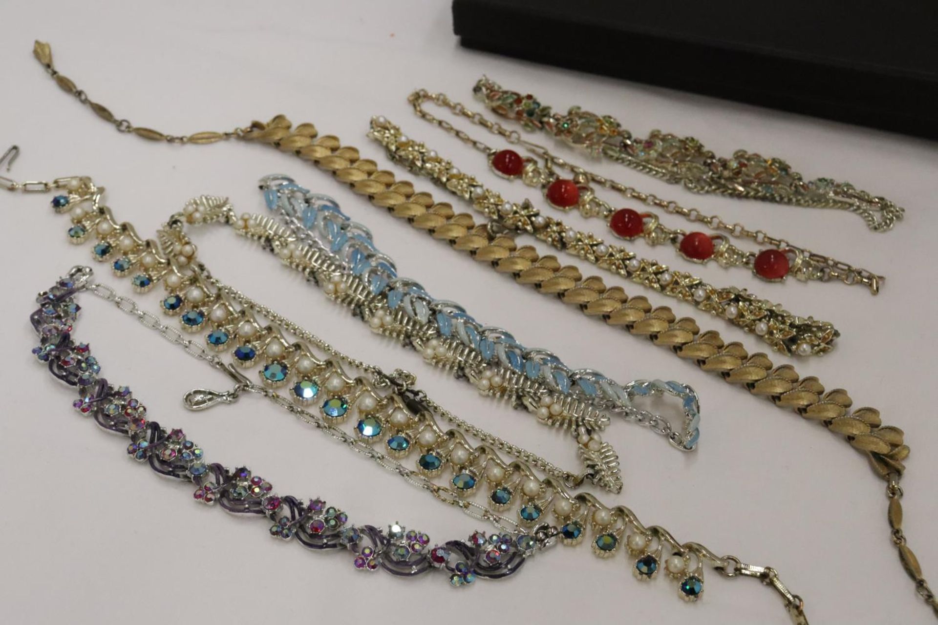 A COLLECTION OF 1950'S JEWELLERY NECKLACES - Bild 4 aus 7