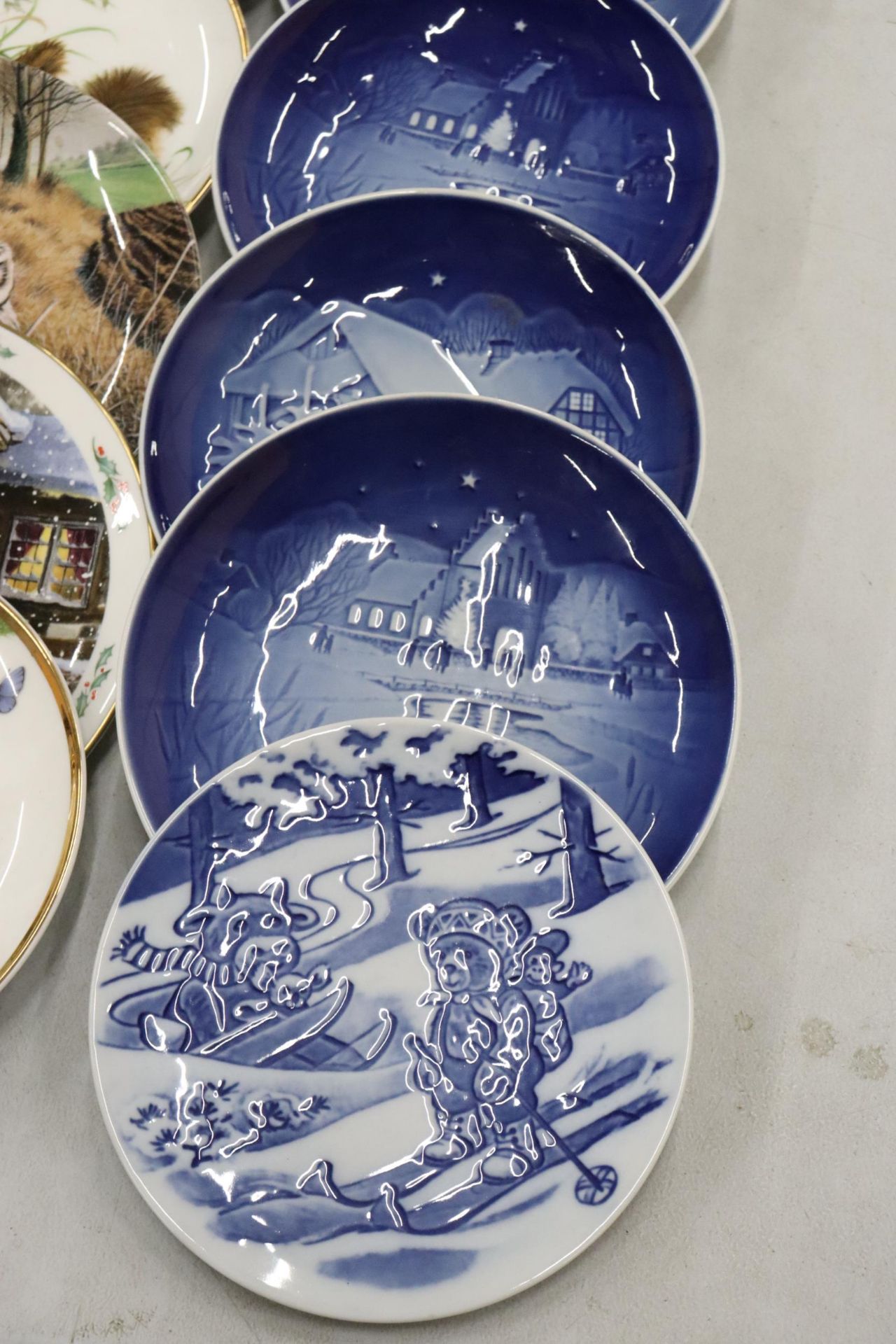 A LARGE COLLECTION OF CABINET PLATES TO INCLUDE BING & GRONDAHL, DENMARK, BRADEX RUSSIAN - Image 8 of 13