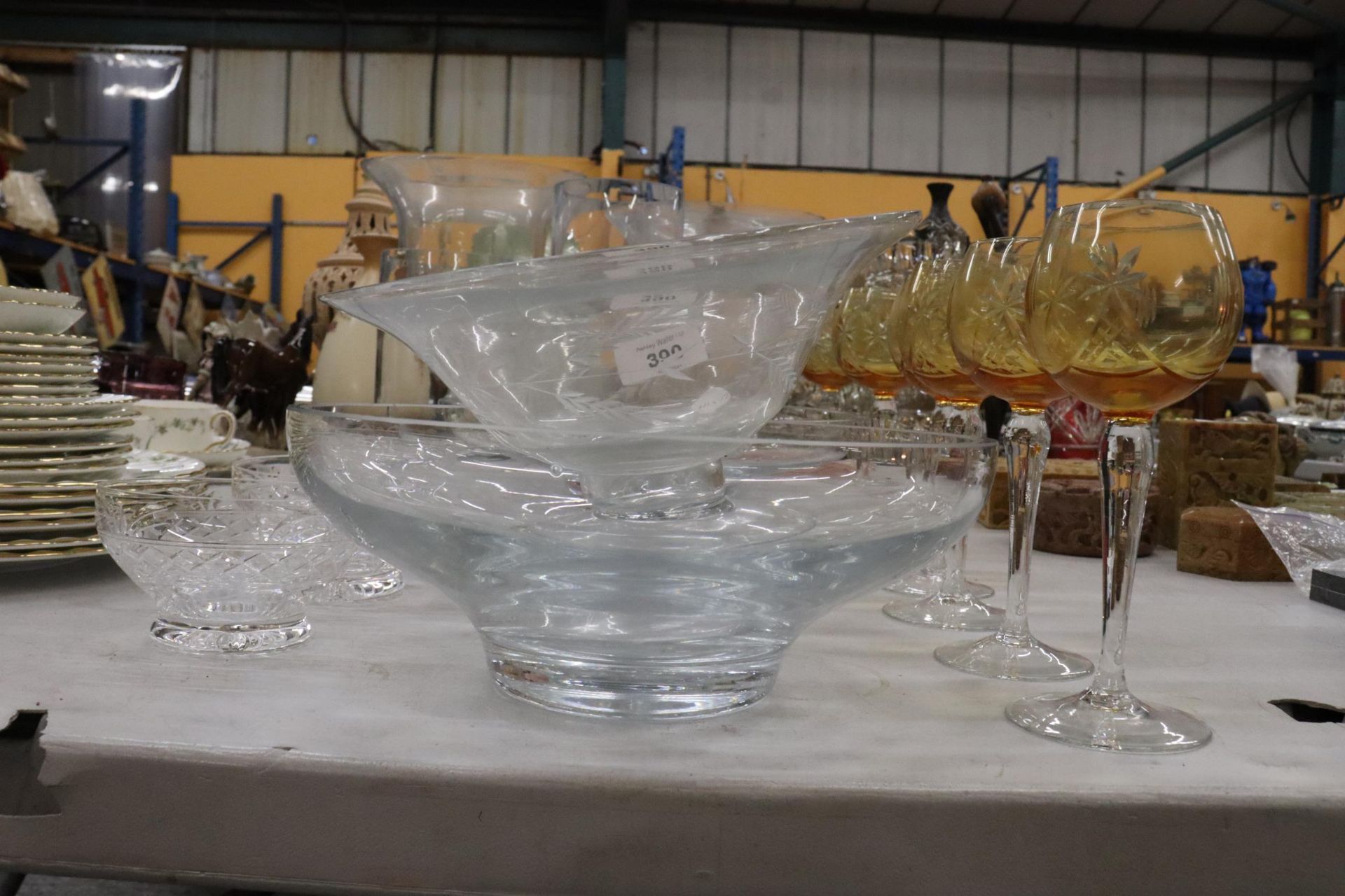 A QUANTITY OF GLASSWARE TO IJCLUDE BOWLS, VASES, DISHES, GLASSES, ETC., - Image 8 of 8