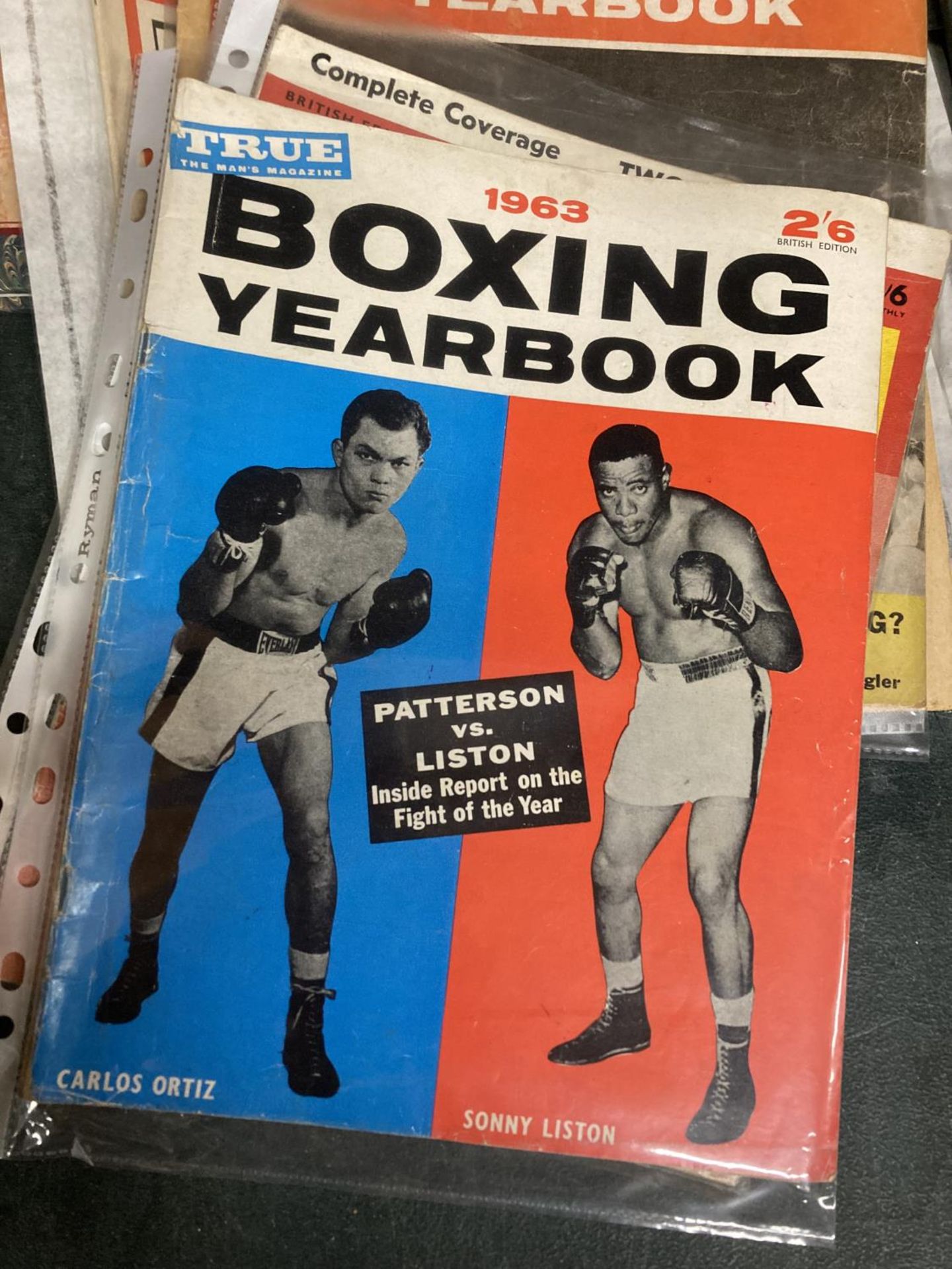 A COLLECTION OF VINTAGE BOXING ITEMS TO INCLUDE GLOVES, BOOK AND MAGAZINES - Image 5 of 7