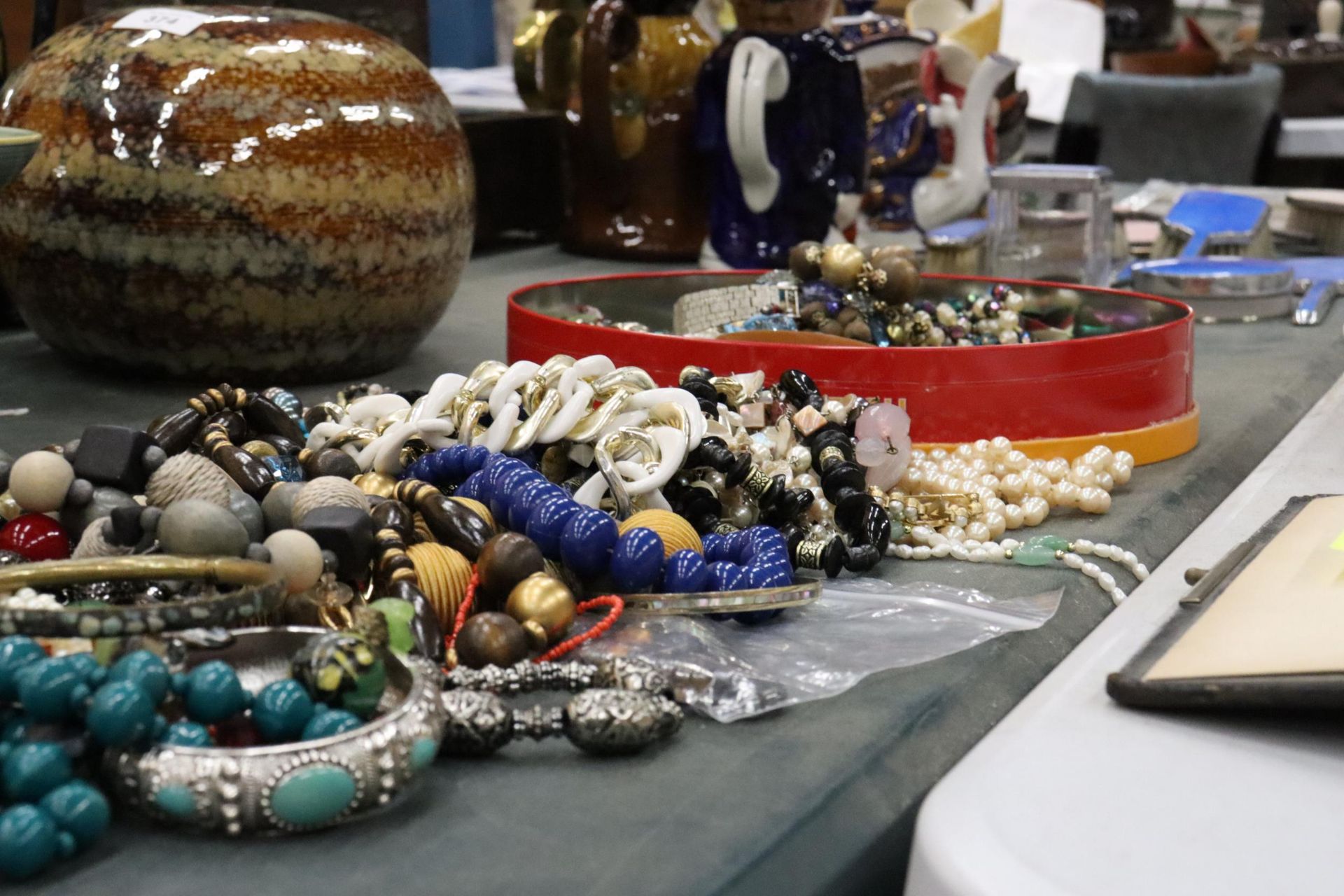 A LARGE QUANTITY OF COSTUME JEWELLERY TO INCLUDE BEADS, NECKLACES, BROOCHES, EARRINGS, ETC - Image 11 of 11