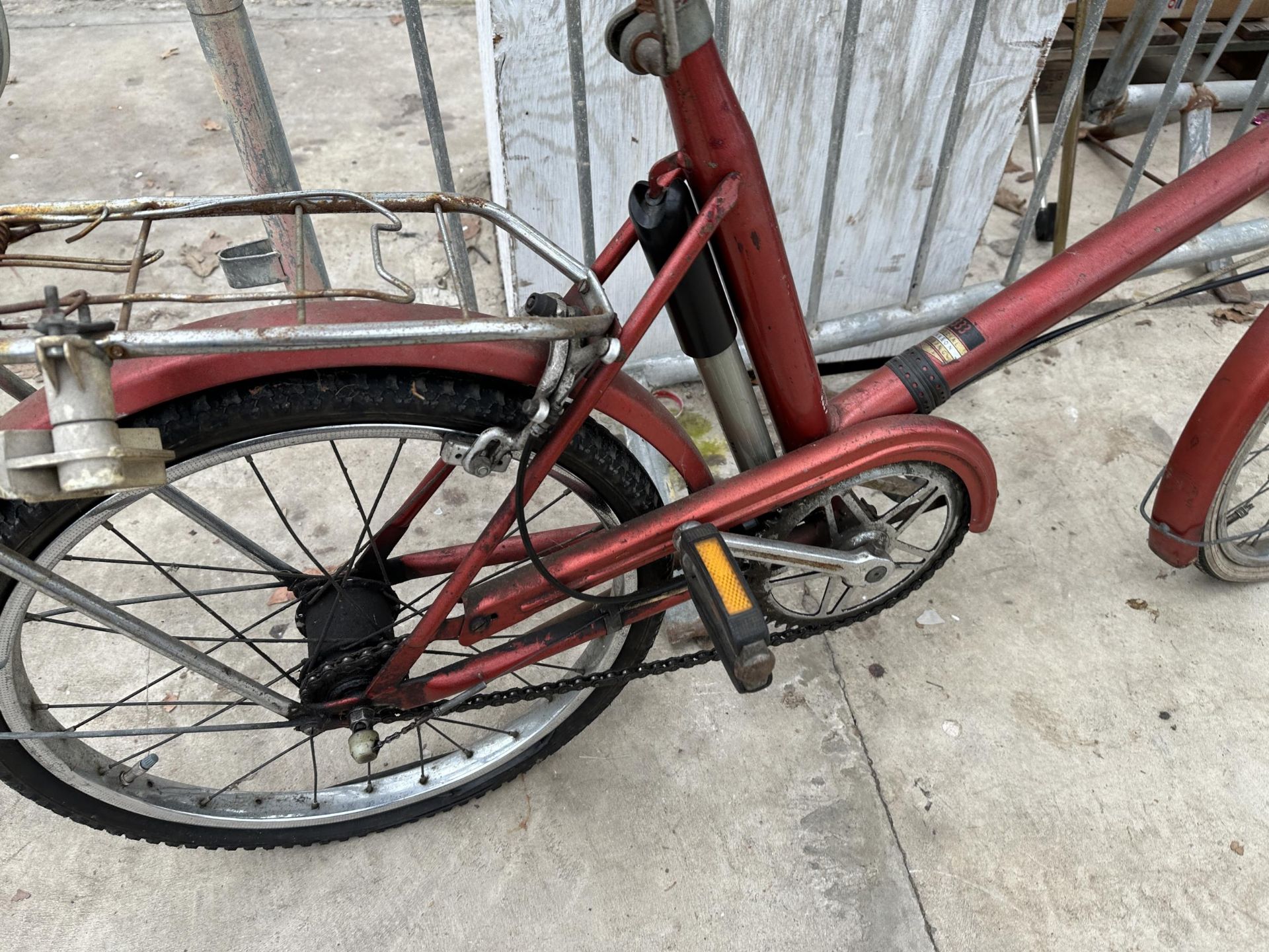 A RETRO LADIES SHOPPER BIKE WITH BASKET - Image 2 of 3