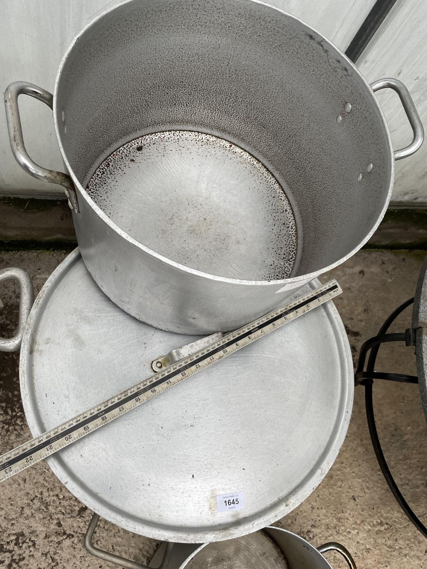 THREE LARGE ALUMINIUM COOKING POTS, ONE COMPLETE WITH LID - Image 3 of 6