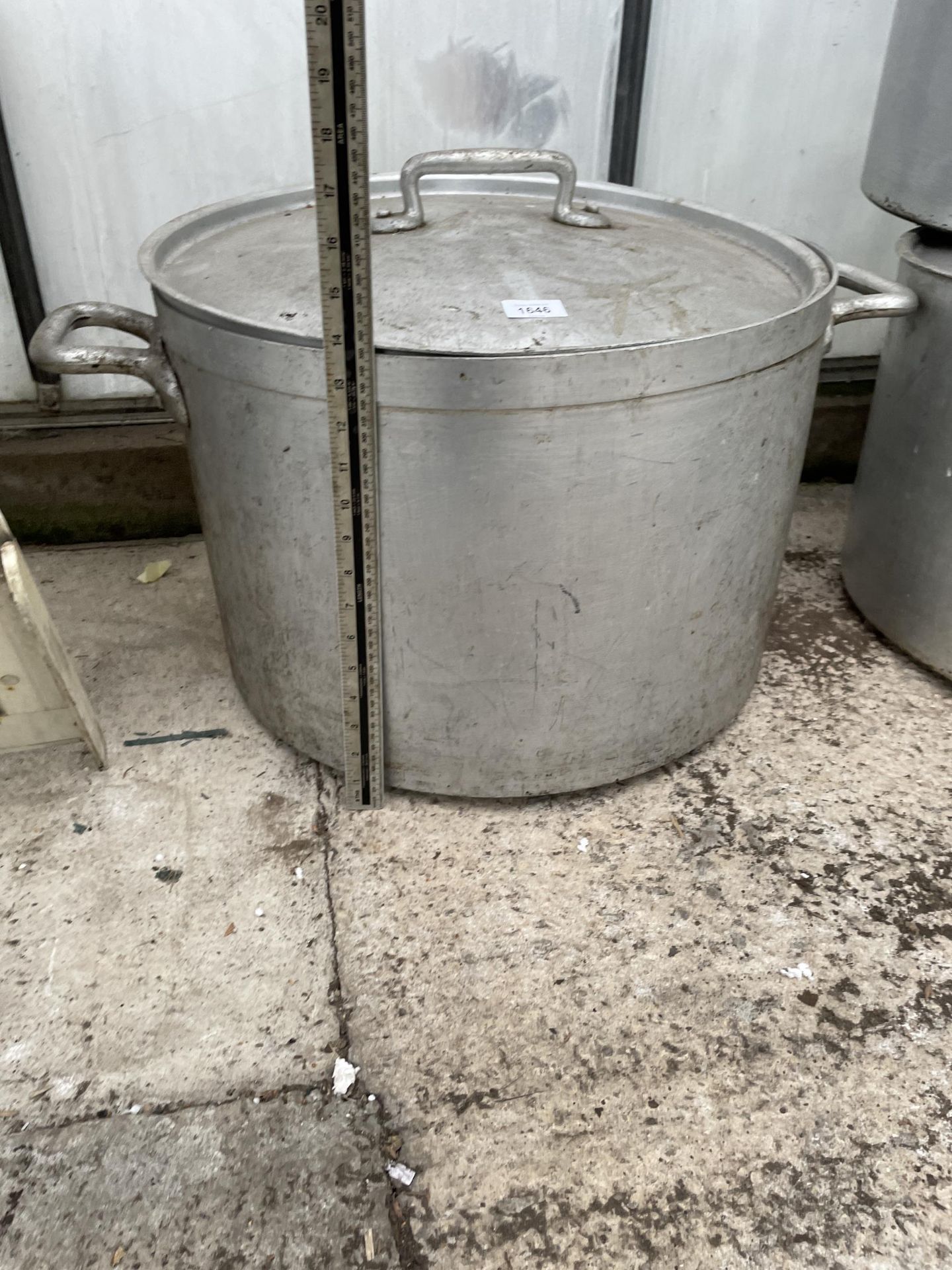 A LARGE ALUMINIUM TWIN HANDLE COOKING POT WITH LID - Image 2 of 3