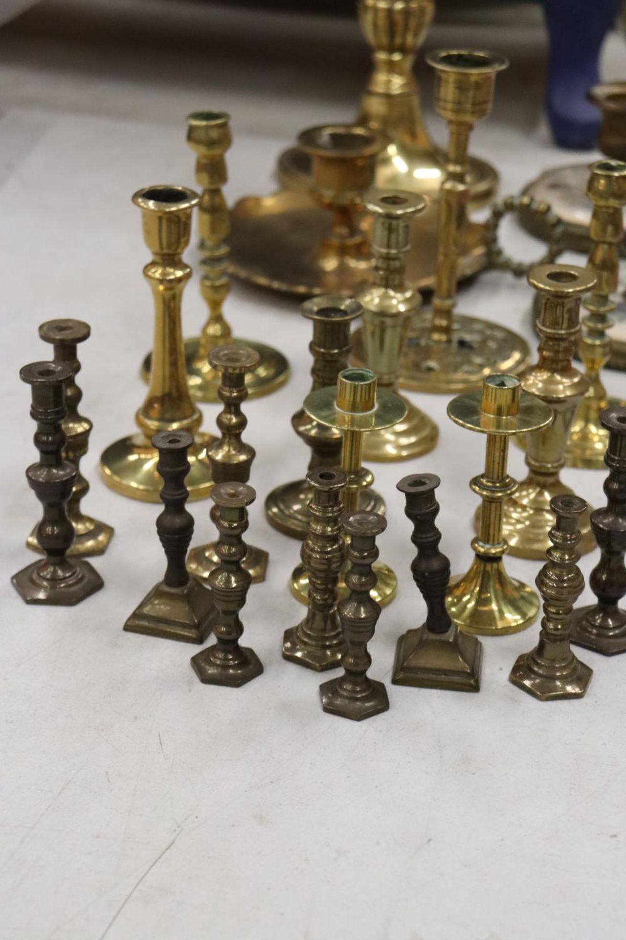 A QUANTITY OF BRASS CANDLESTICKS - Image 2 of 8