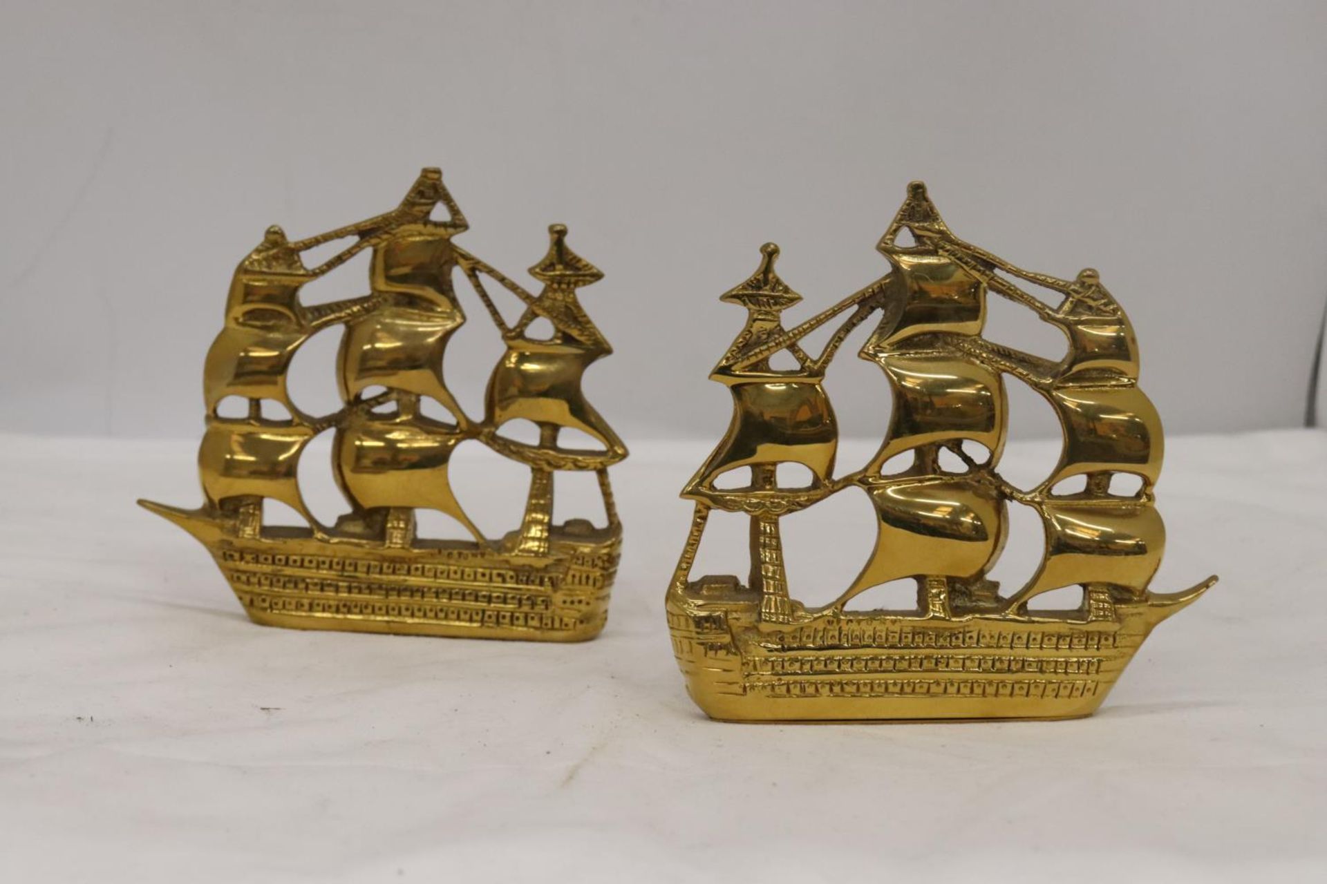 A PAIR OF VINTAGE BRASS SHIP BOOKENDS - Image 2 of 5