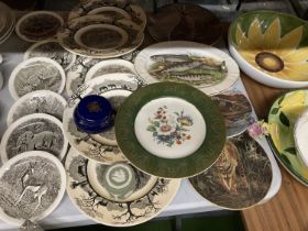 VARIOUS PLATES DEPICTING THE BIG FIVE, FISH ETC AND TWO LIDDED POTS TO INCLUDE A GREEN WEDGWOOD
