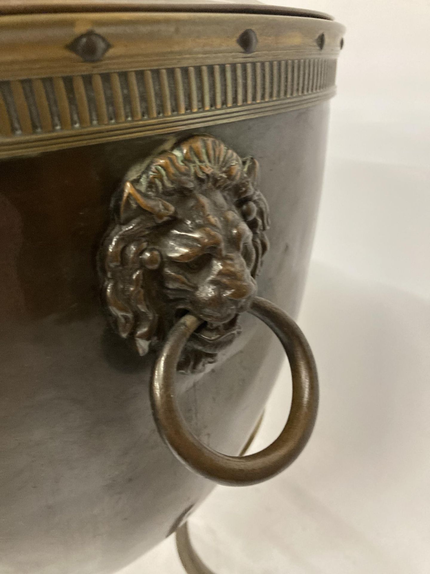 A BRASS AND COPPER COAL BOX ON FOUR LEGS, WITH LION HEAD HANDLES, AN ACORN TOP AND LINER - Image 2 of 5