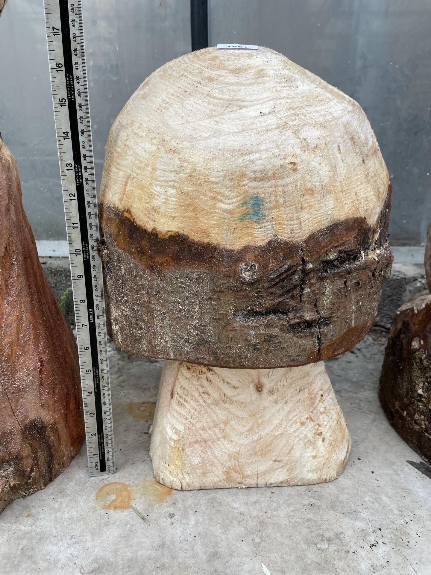 A TAODSTOOL CHANISAW CARVING (H:43CM)