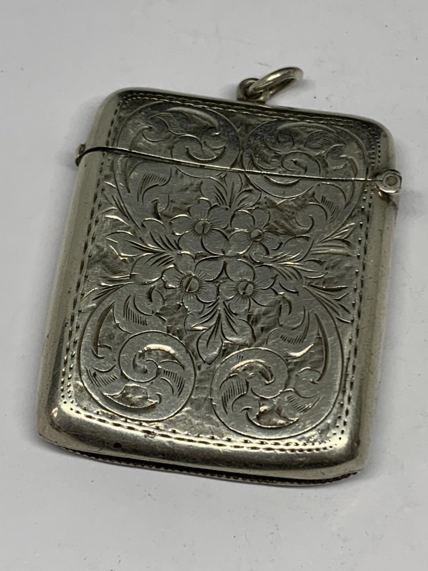 A HALLMARKED BIRMINGHAM SILVER VESTA CASE - Image 2 of 4