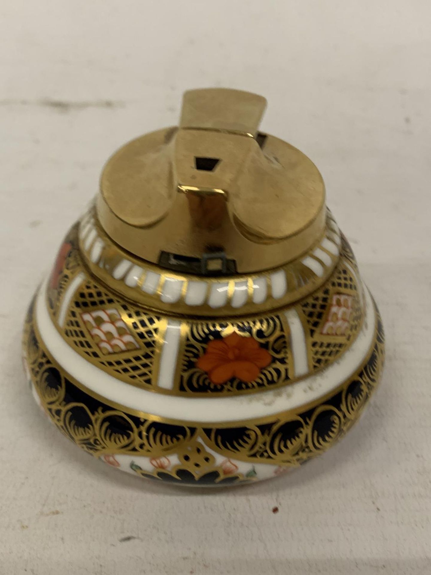 A ROYAL CROWN DERBY IMARI NO 1128 TABLE LIGHTER - Image 2 of 3