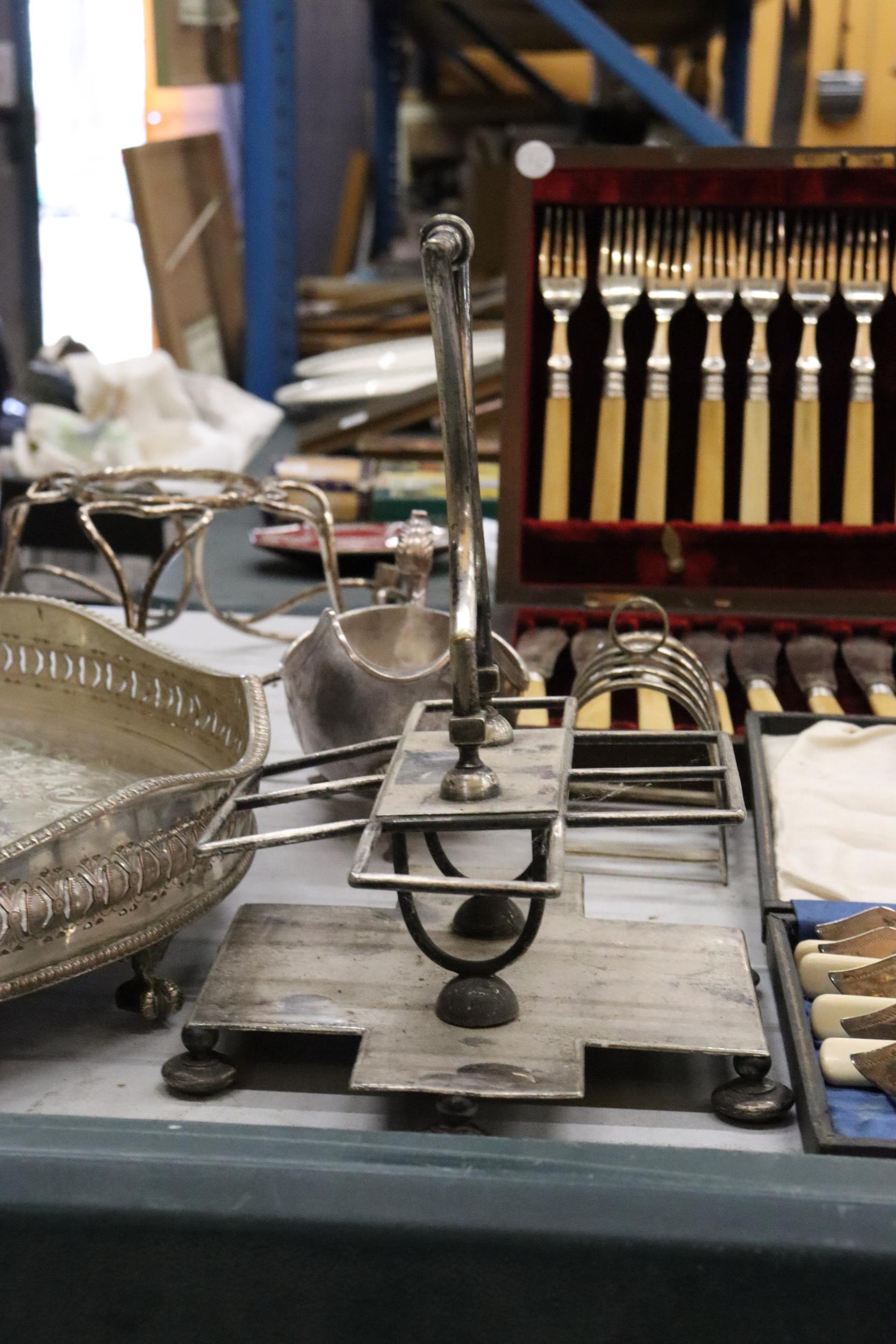 A QUANTITY OF ITEMS TO INCLUDE VINTAGE BOXED FLATWARE, A LARGE ROUND GALLERIED SILVER PLATED TRAY, - Image 6 of 13