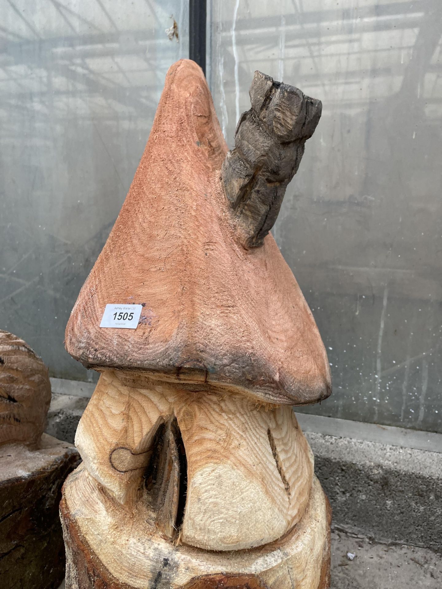 A TOADSTOOL HOUSE CHAINSAW CARVING (H:67CM) - Image 2 of 4