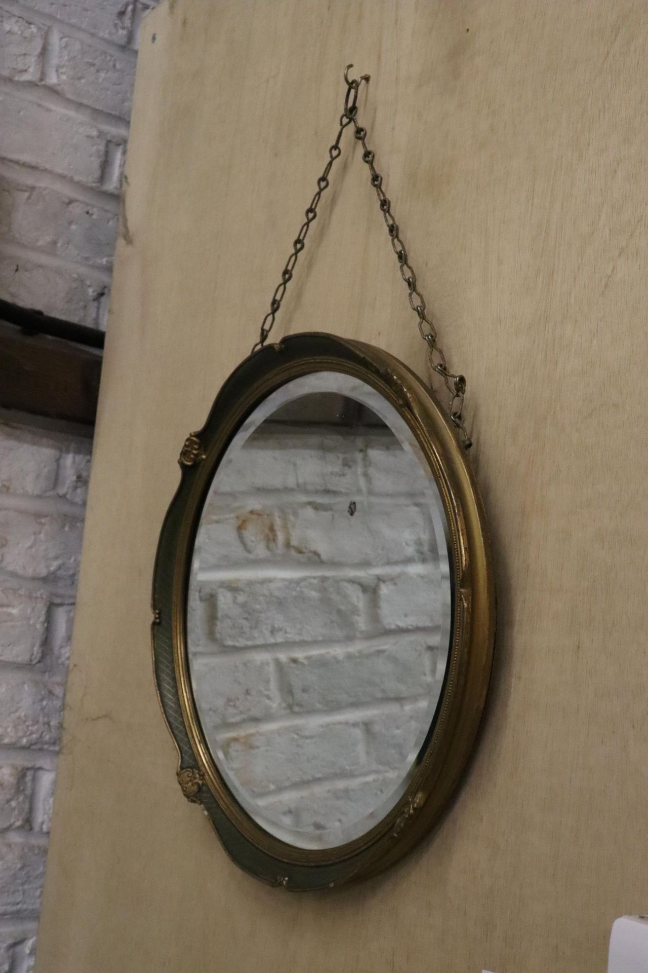 A VINTAGE ROUND MIRROR WITH GILT AND GREEN FRAME, AND CHAIN HANGING, DIAMETER 40CM - Image 3 of 5