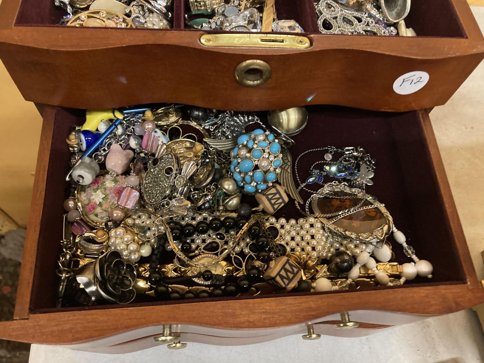 A THREE DRAWER JEWELLERY CHEST WITH HINGED TOP, MIRROR AND COSTUME JEWELLERY CONTENTS - Bild 3 aus 5