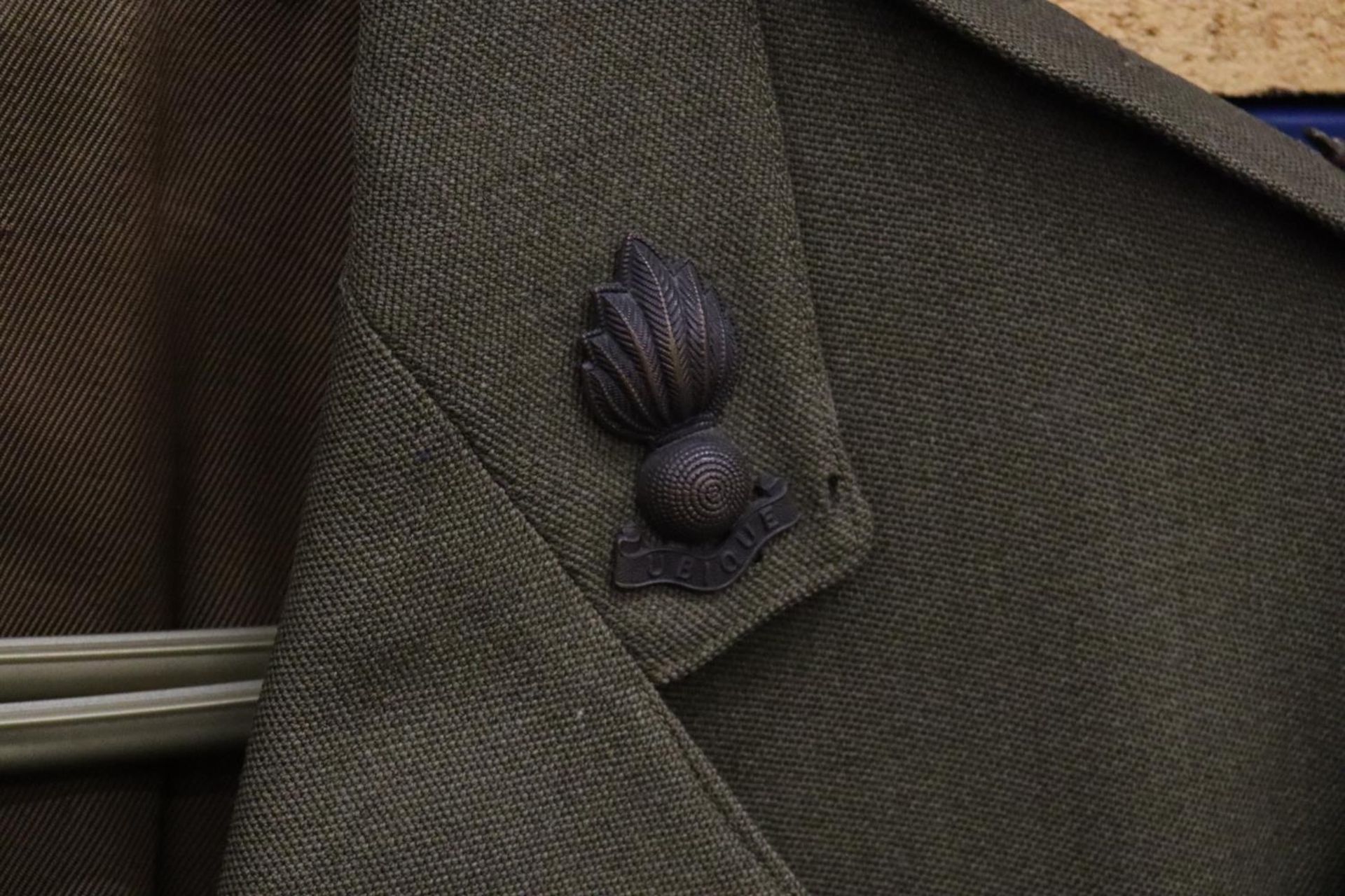 A ROYAL ARTILLERY MAJOR'S JACKET WITH SECOND WORLD WAR MEDAL RIBBONS - Image 4 of 6