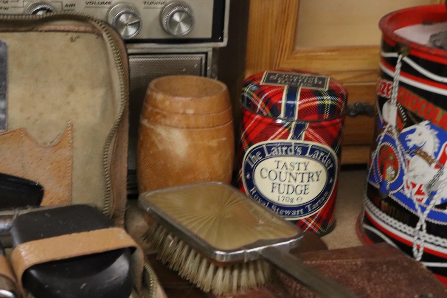 A MIXEDVINTAGE LOT TO INCLUDE TINS, AN AJAX RADIO, A GENTLEMEN'S GROOMING KIT, SMALL CUPBOARD, ETC - Image 6 of 10