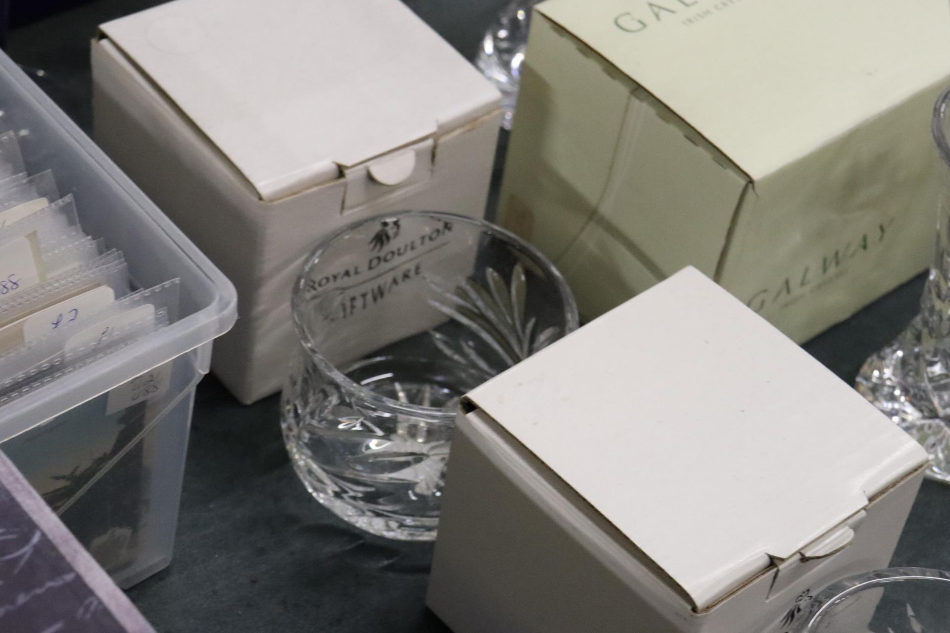 A COLLECTION OF BOXED GLASSWARE TO INCLUDE ROYAL DOULTON CRYSTAL GLASSES, ROYAL DOULTON WHISKY - Image 3 of 8