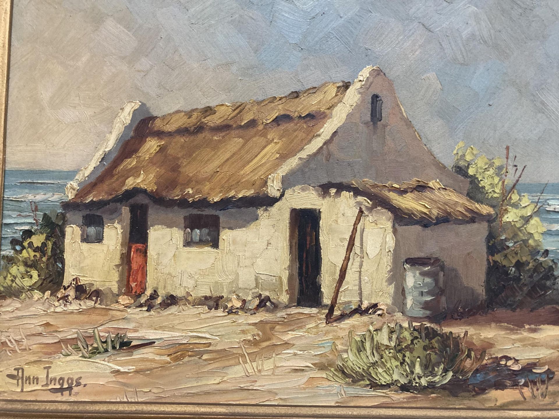 AN ANN INGGS 1936 SOUTH AFRICA FRAMED OIL PAINTING OF A HOUSE BY THE SEA - Image 4 of 4